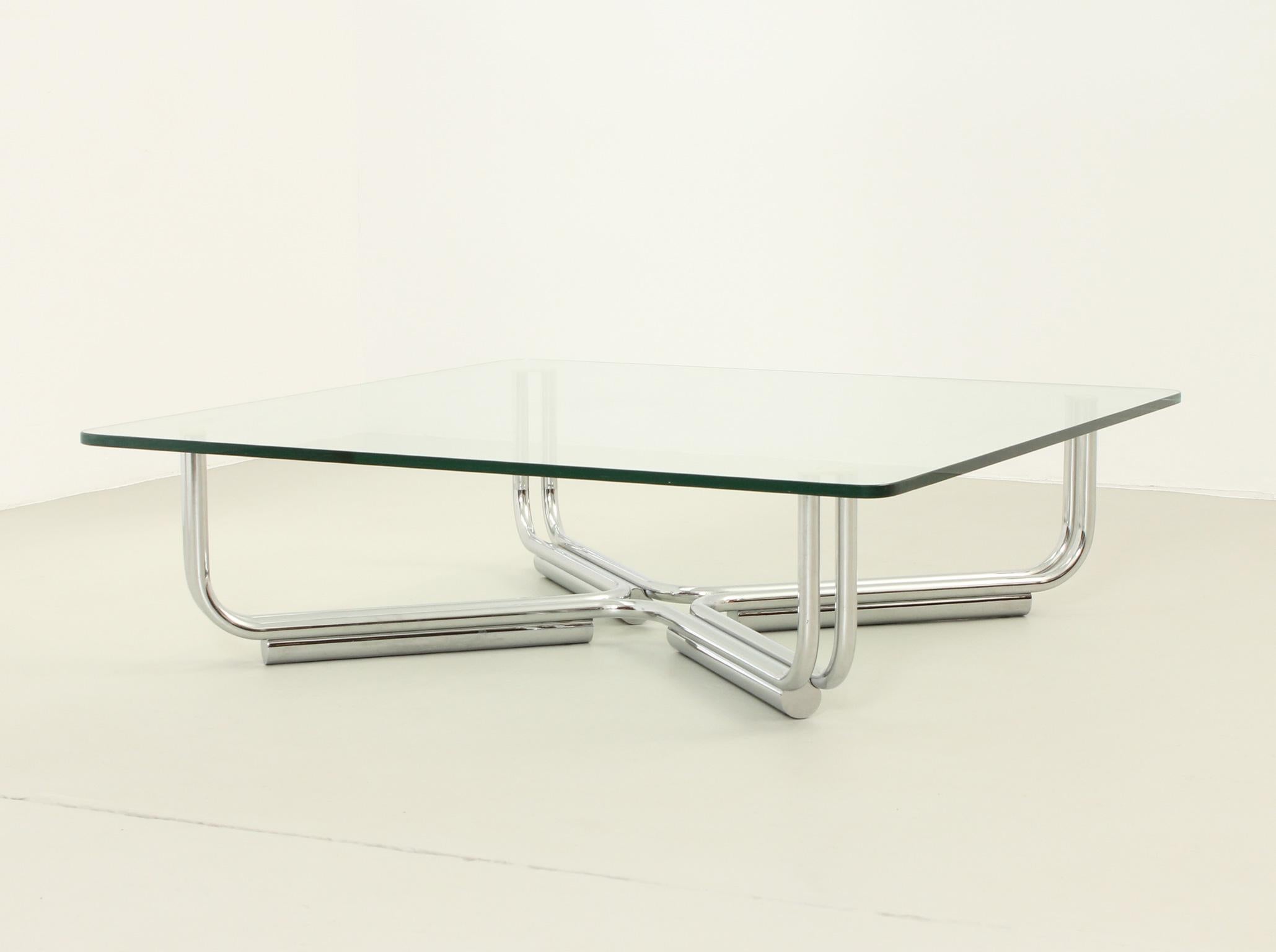 Table basse modèle 784 conçue en 1968 par Gianfranco Frattini pour Cassina, Italie. Base en acier chromé avec un plateau en verre épais et transparent. 