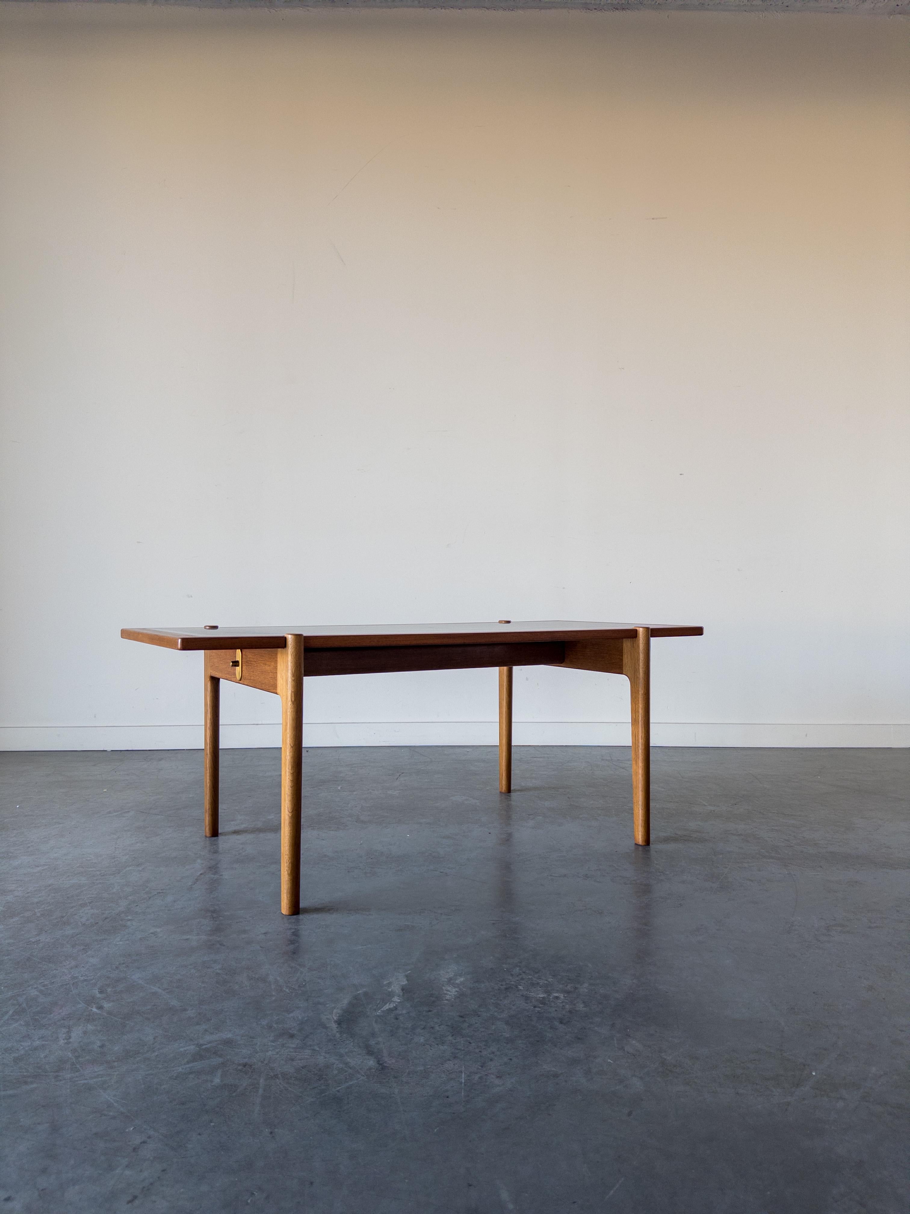 Scandinave moderne Table basse modèle JH 575 de Hans J. Wegner pour Johannes Hansen en vente