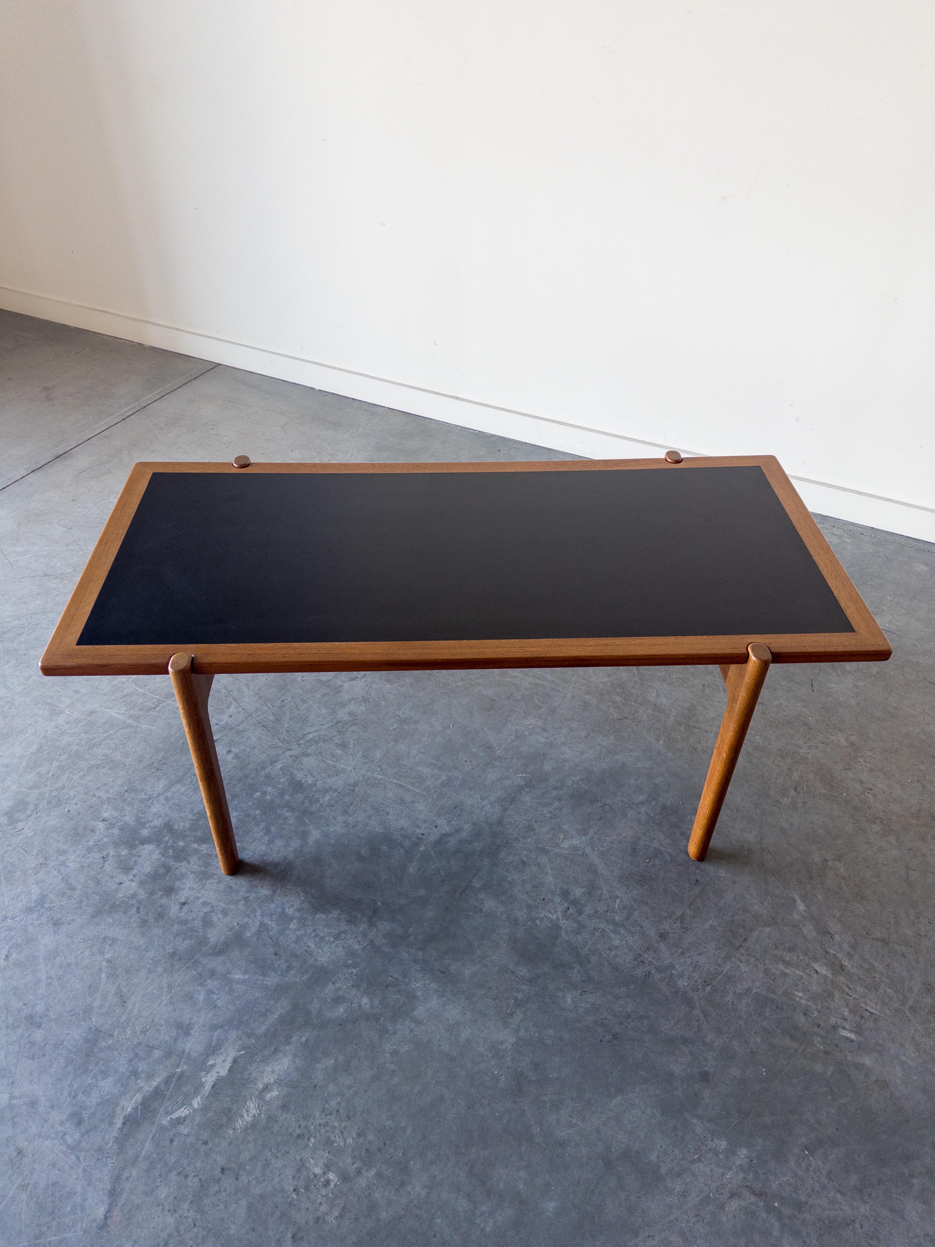 Danois Table basse modèle JH 575 de Hans J. Wegner pour Johannes Hansen en vente