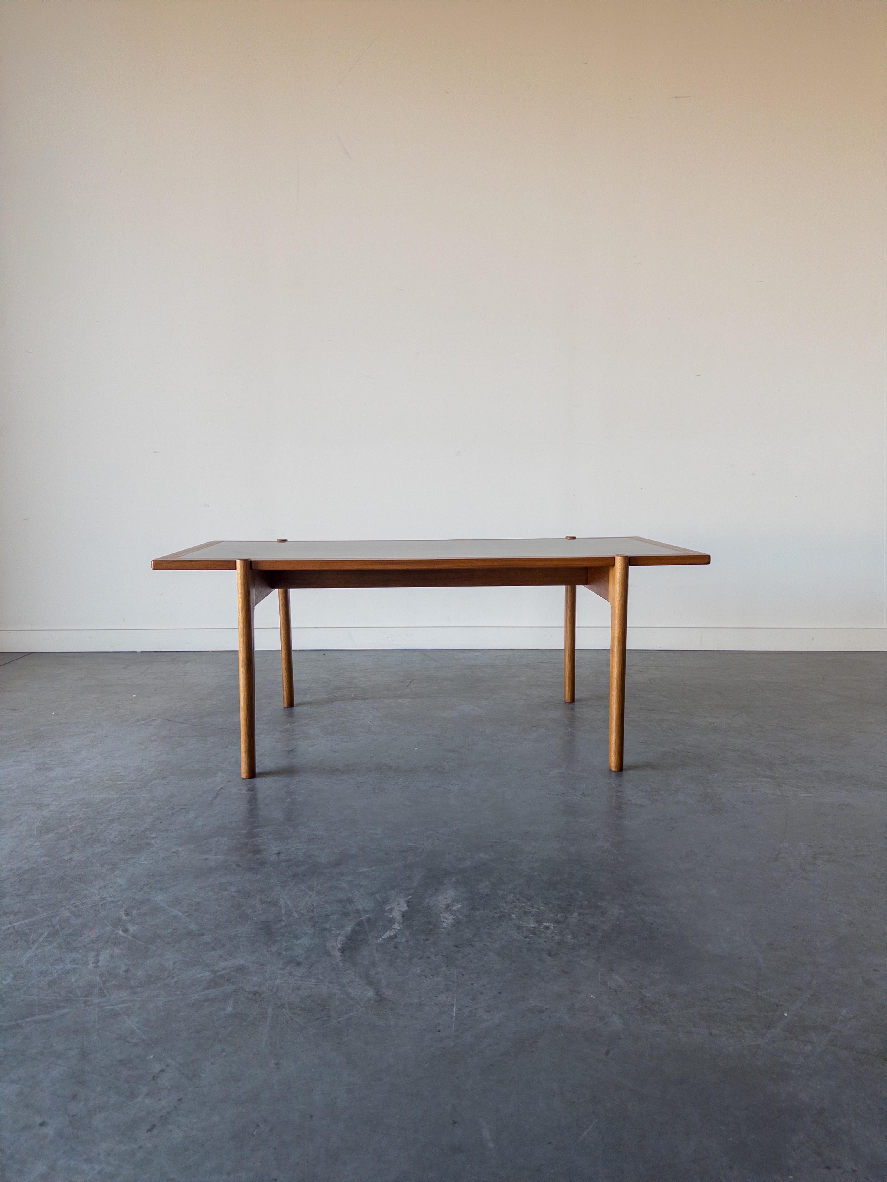 Table basse modèle JH 575 de Hans J. Wegner pour Johannes Hansen Bon état - En vente à New York, NY