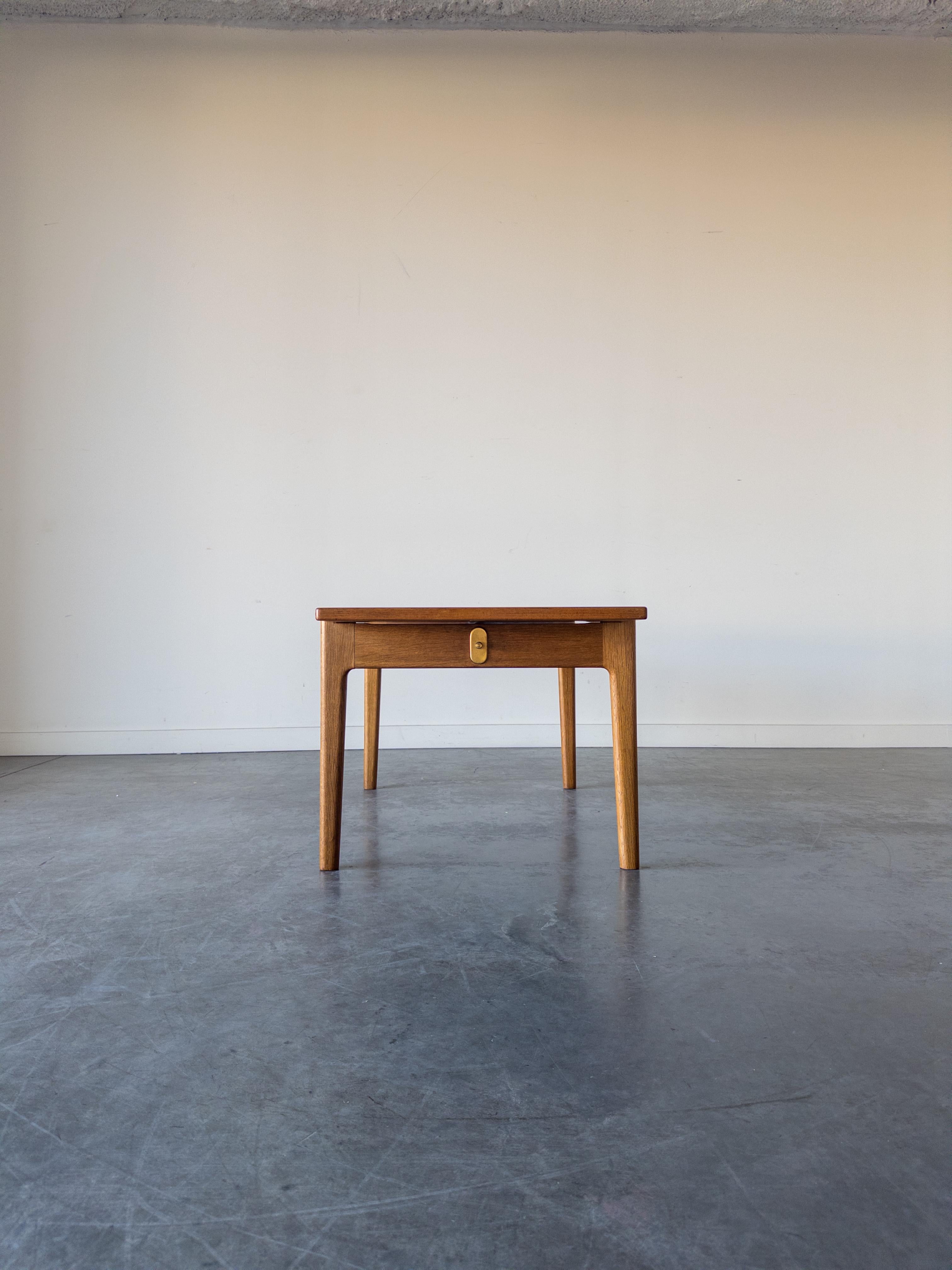 Milieu du XXe siècle Table basse modèle JH 575 de Hans J. Wegner pour Johannes Hansen en vente