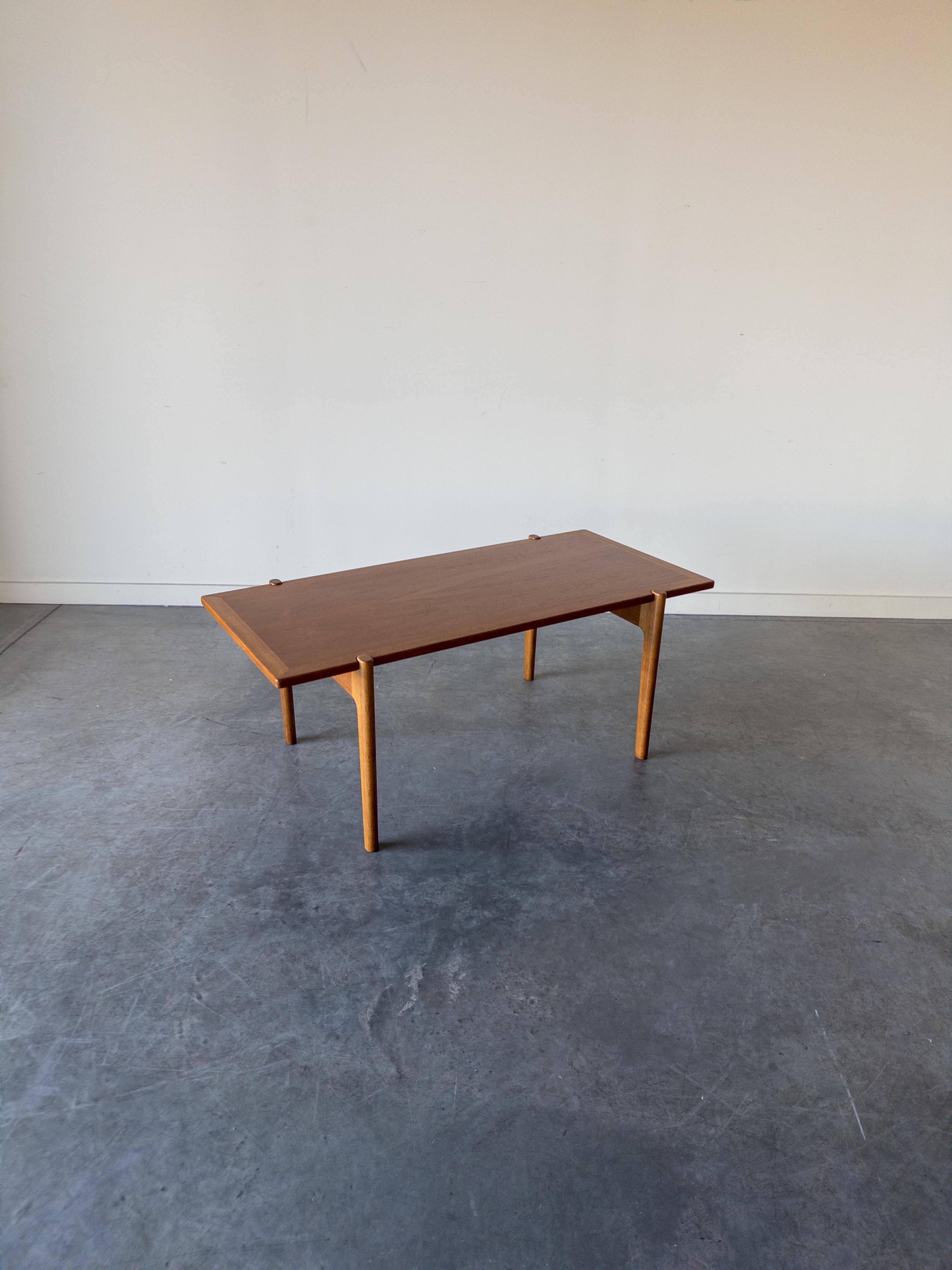 Chêne Table basse modèle JH 575 de Hans J. Wegner pour Johannes Hansen en vente