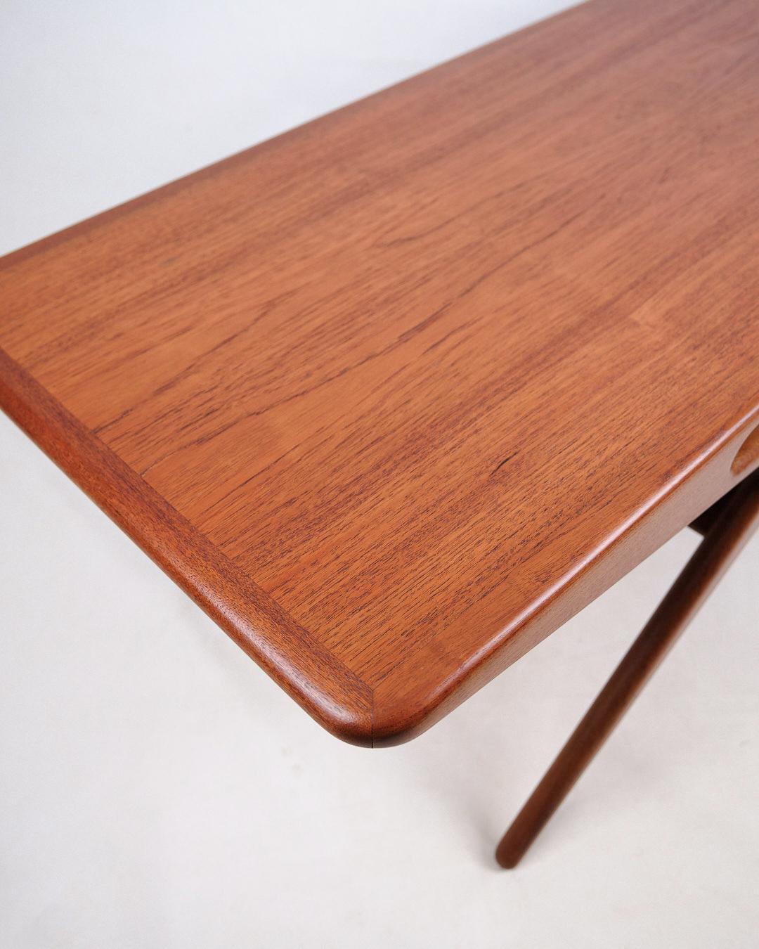 Mid-Century Modern Coffee Table Model 