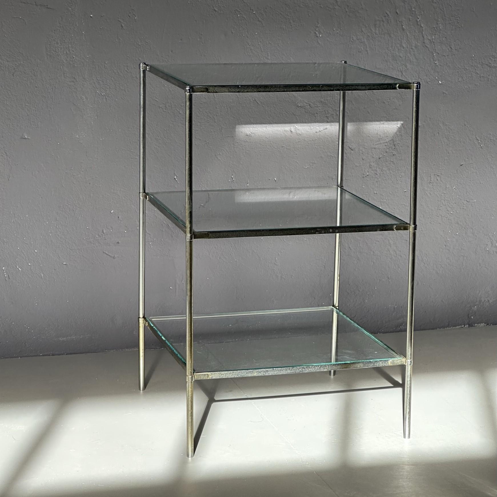 Table basse modèle T12 Montecarl de Corrado Corradi dell'Acqua pour Azucena, 1959.
Table basse avec 3 étagères et structure en métal chromé.
Sur le métal, il est possible de voir des traces relatives au temps