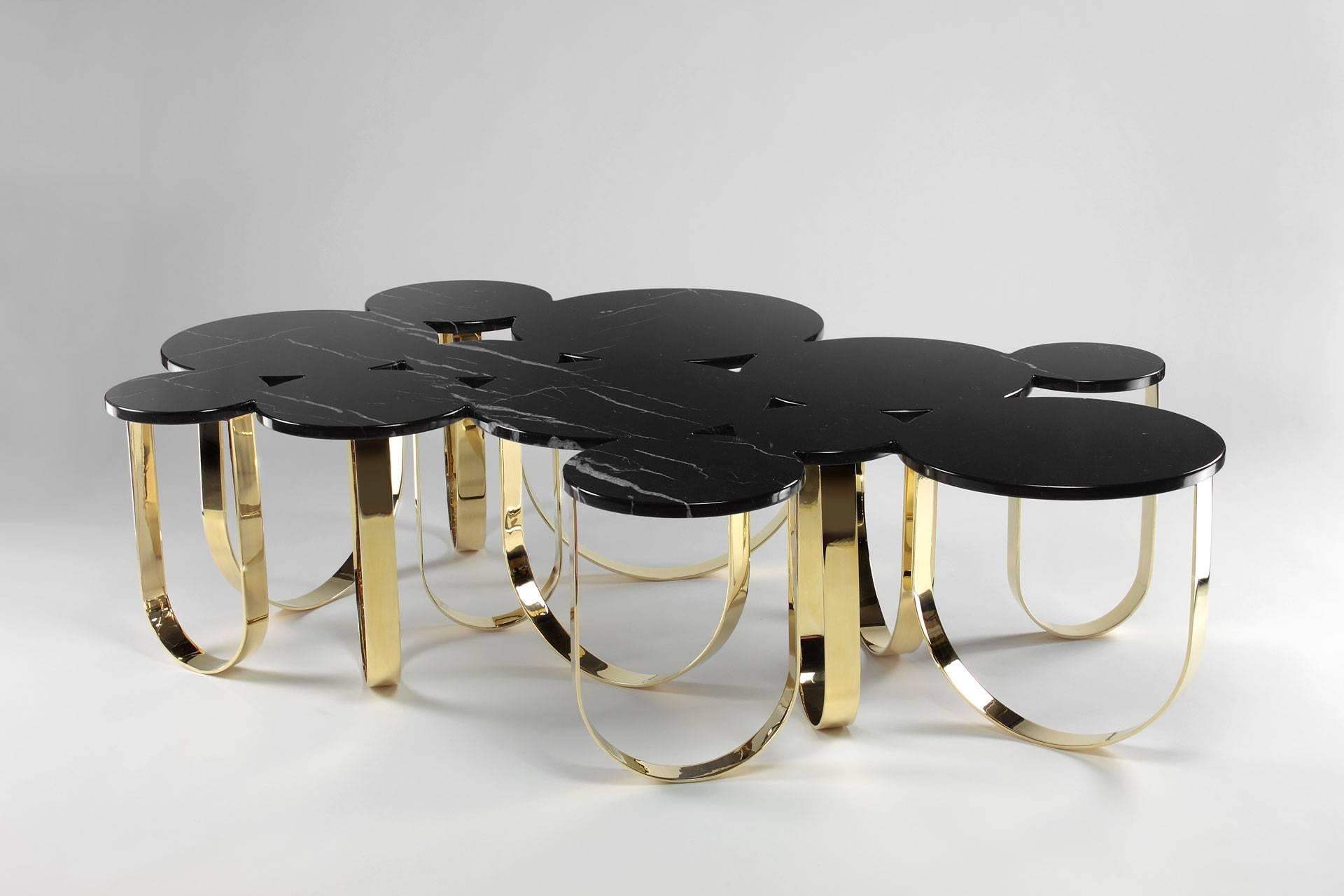 Il 'Cloud' è un tavolino spettacolare con struttura in ottone lucidato a specchio e piano in marmo Marquina. La finitura lucida dell'ottone crea interessanti riflessi di luce. 

Dimensioni del tavolo: L 170 x L 108 x H 44 cm. Le dimensioni sono