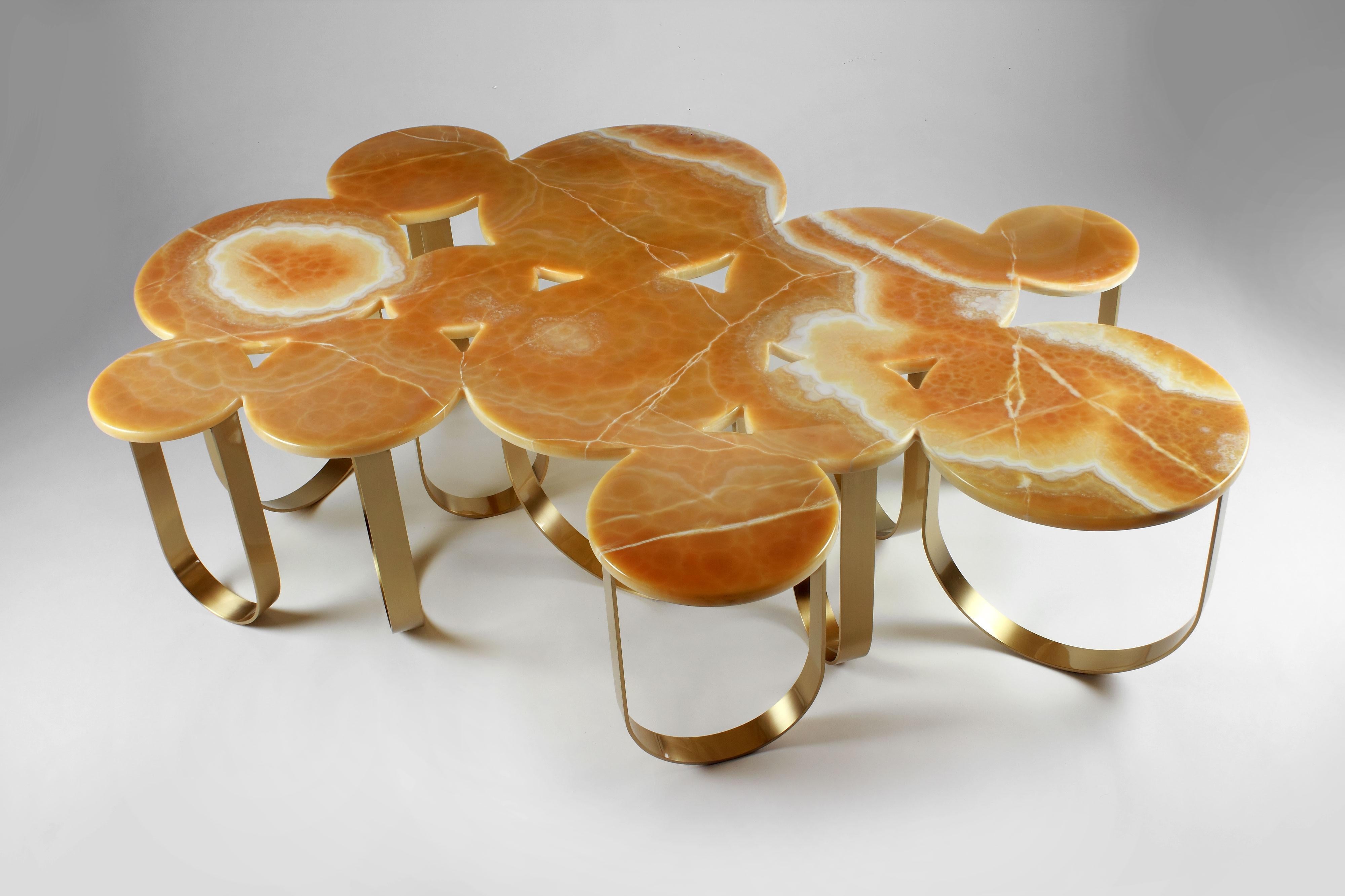 Moderne Table basse de forme organique en laiton brossé et onyx orange, Italie en vente