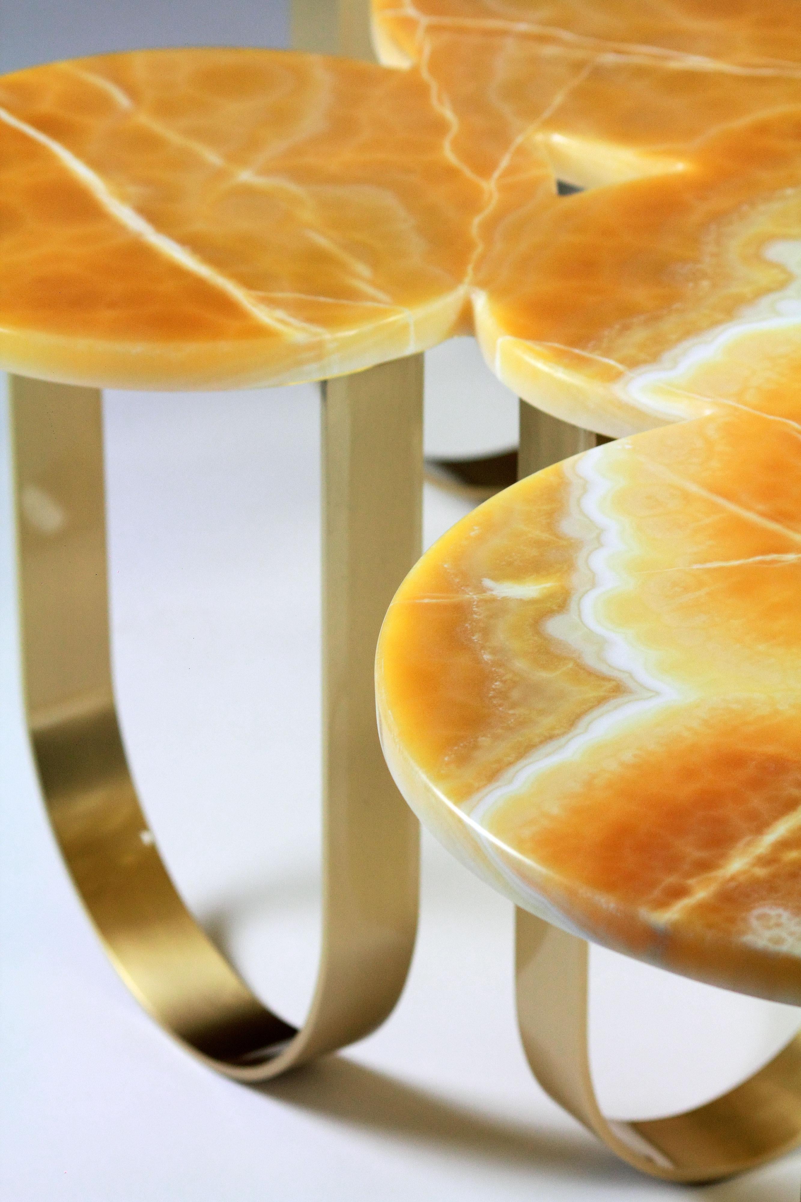 Brossé Table basse de forme organique en laiton brossé et onyx orange, Italie en vente