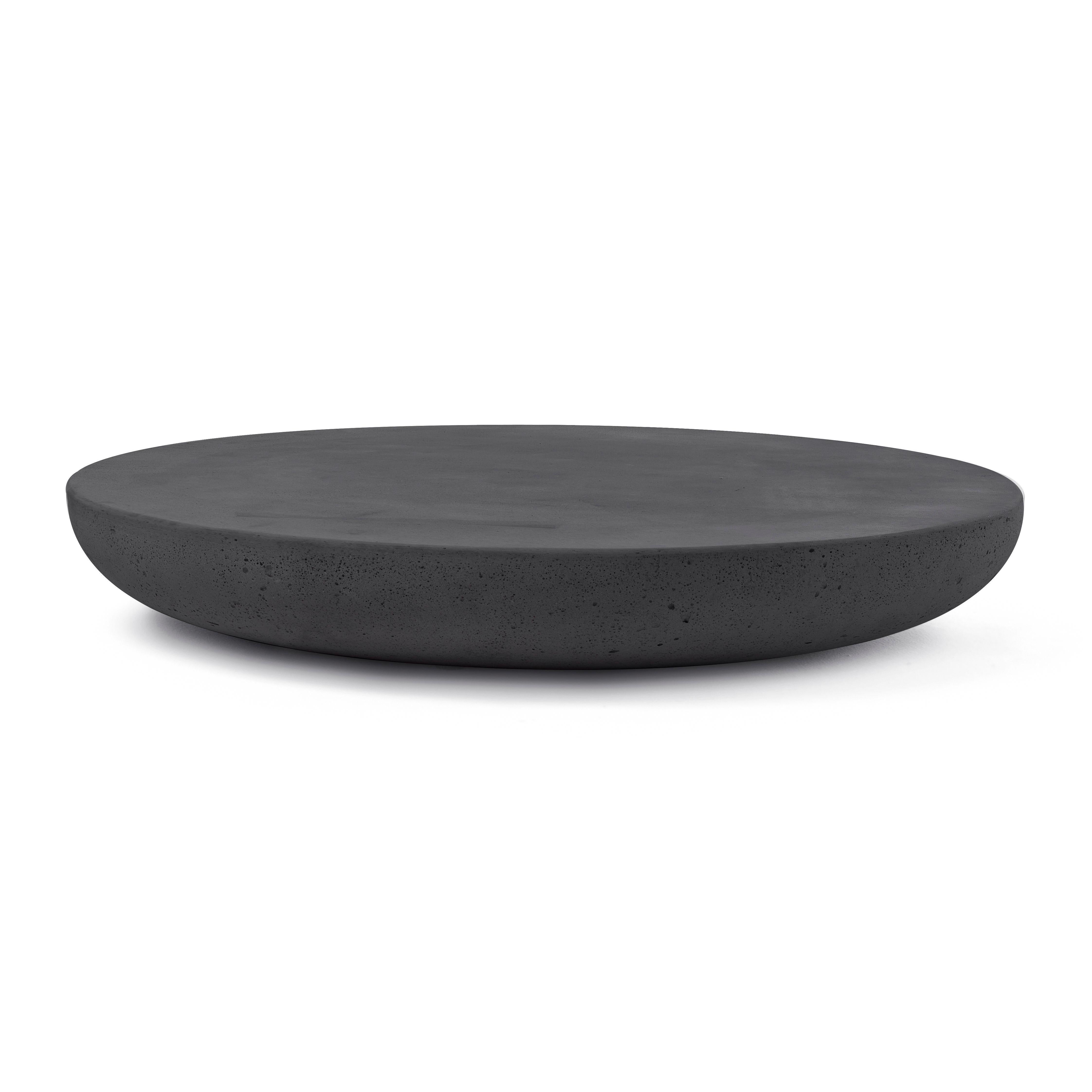 Marque : Mogg
Conception : Antonio Facco
Modèle : Olo 100 - Table d'appoint

Olo 100 de Mogg, conçu par Antonio Facco, est une table d'appoint monolithique en béton anthracite. Cet assemblage de formes pures et solides reflète une esthétique