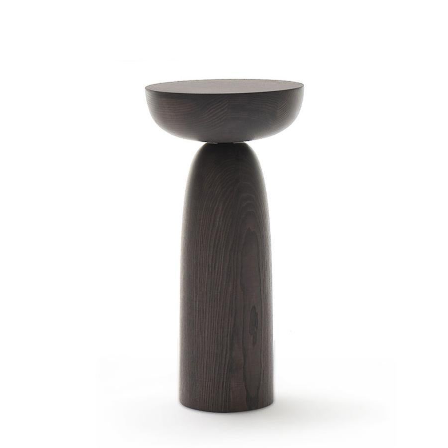 Marque : Mogg
Conception : Antonio Facco
Modèle : Olo - Table d'appoint

Olo by Mogg, conçu par Antonio Facco, est une famille de tables d'appoint monolithiques fabriquées en bois de frêne massif tourné, teinté moka. Cet assemblage de formes pures