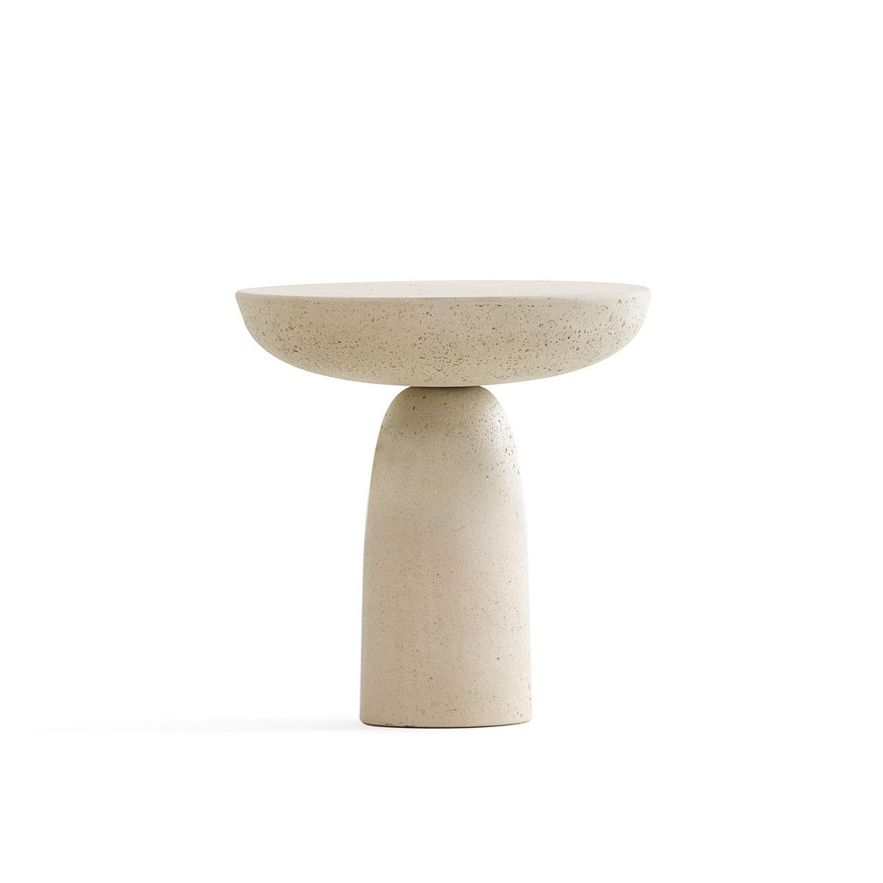 Marque : Mogg
Conception : Antonio Facco
Modèle : Olo - Table d'appoint

Olo by Mogg, conçue par Antonio Facco, est une table d'appoint monolithique en béton ciré. Avec ses lignes essentielles et son fort impact sculptural, Olo rehausse les espaces