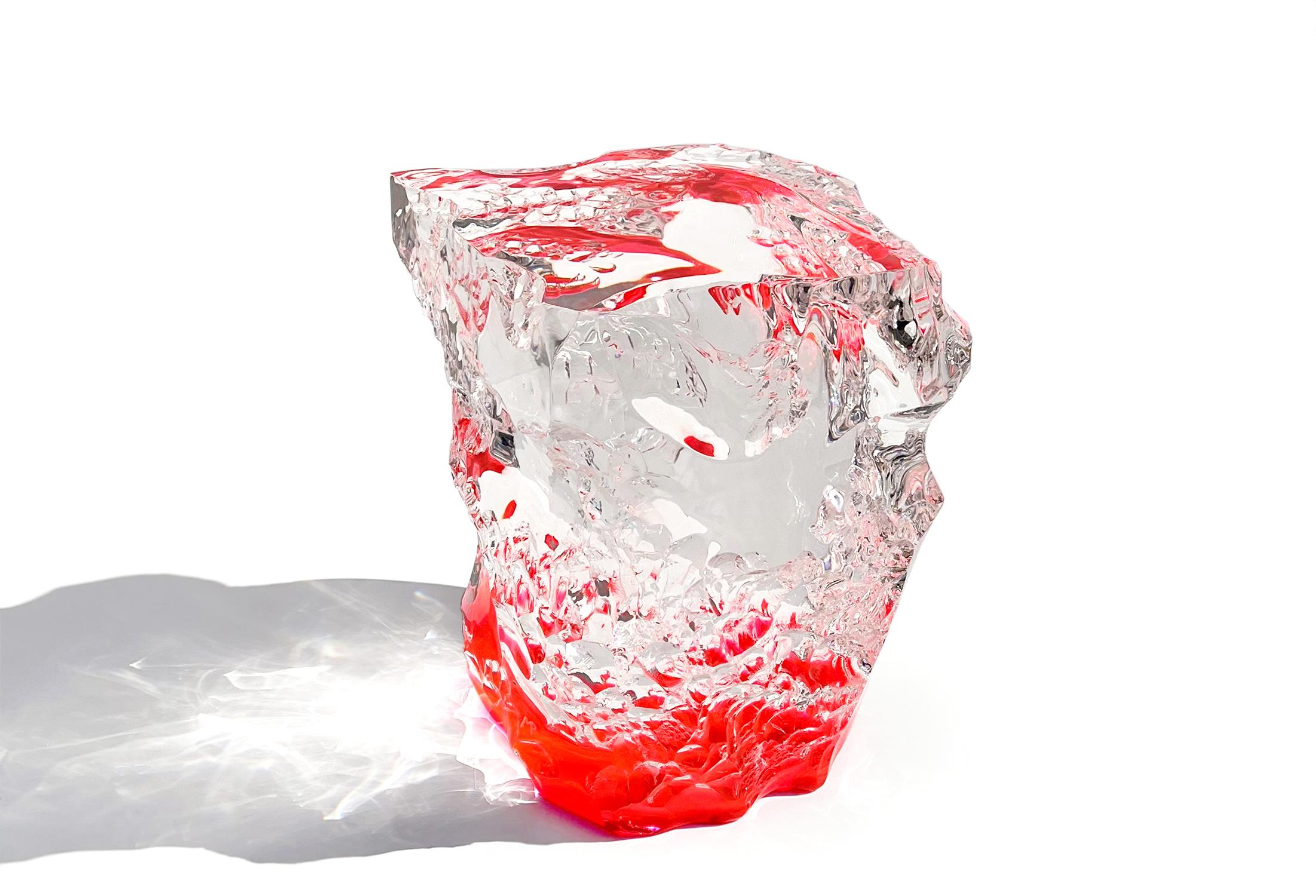 Table basse Molecula conçue par Marco Pettinari.
Cette sculpture/table à café, réalisée à partir d'un bloc de plexiglas transparent, a été fabriquée à la main et à l'aide de machines à commande numérique. 
Couleur rouge fluorescente