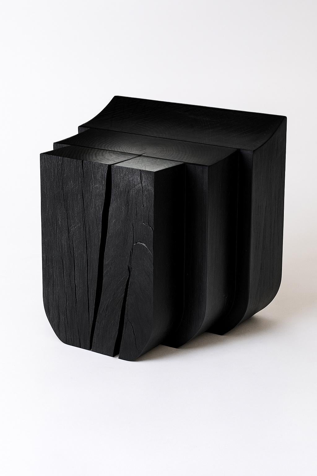 Couchtisch Monoblock K2503 von Isac Elam Kaid
Abmessungen: B 56,50 x T 48,50 x H 56,50 cm 
MATERIALIEN: Ebonisierte Esche
Das Objekt ist aus einem aufgearbeiteten, vollen Baumstamm geschnitzt.
Handgefertigt und versiegelt.

Kundenspezifische