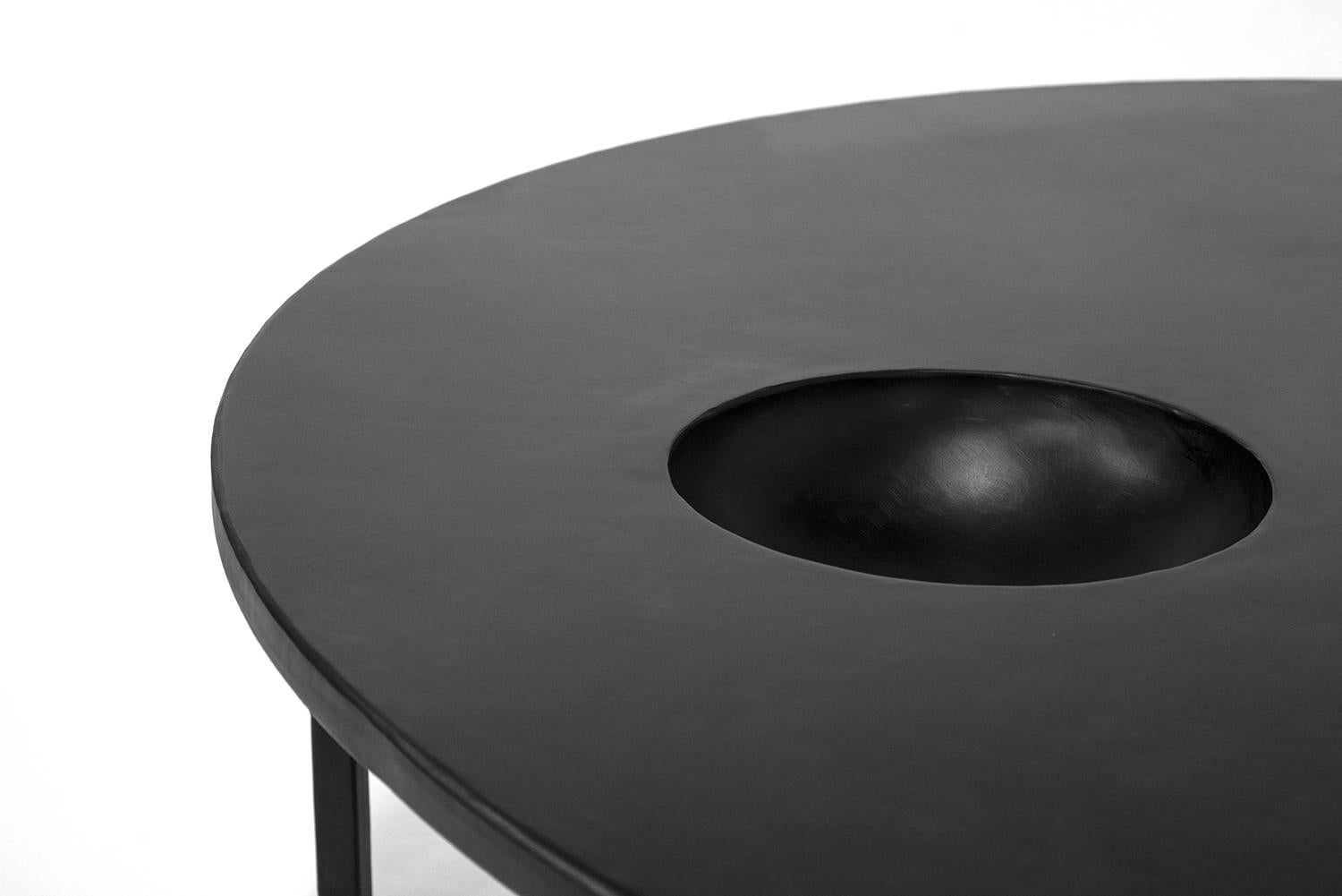 Noirci Table basse monumentale moderne faite à la main en acier noirci grand format ciré en vente