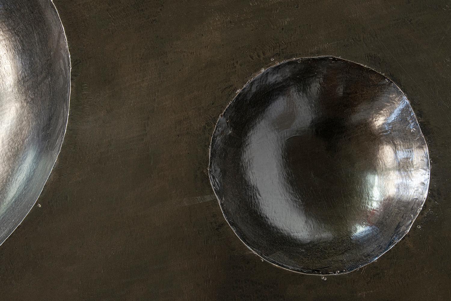Américain Table basse monumentale moderne en acier noirci, géométrique et faite à la main, grande taille, cirée en vente