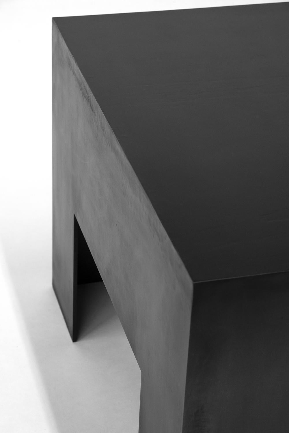 Américain Table basse monumentale moderne en acier noirci, géométrique et faite à la main, grande taille, cirée en vente