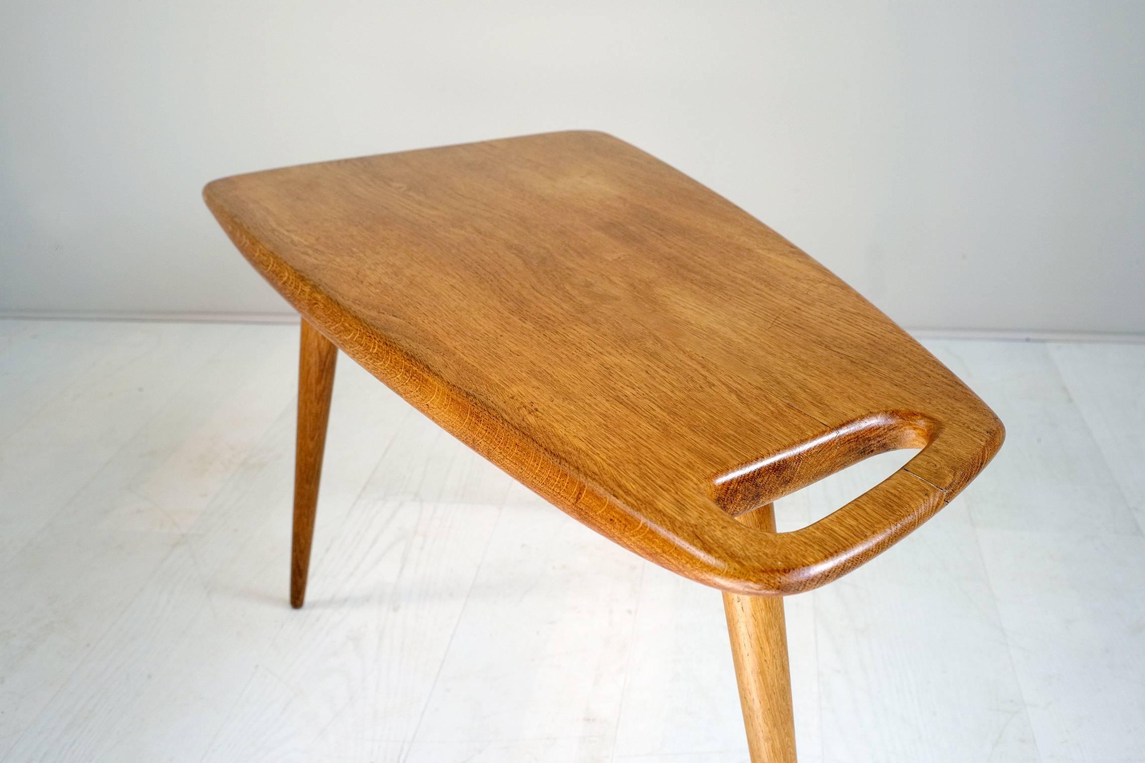 Rare tripod table n ° 44 in solid oak by Pierre Cruège, published by Formes, France, 1950. The drawing of free-form alternates curves, recess and chamfer.
Pierre Cruège (1913-2003) publishes the Stylus range at the time of the French Reconstruction