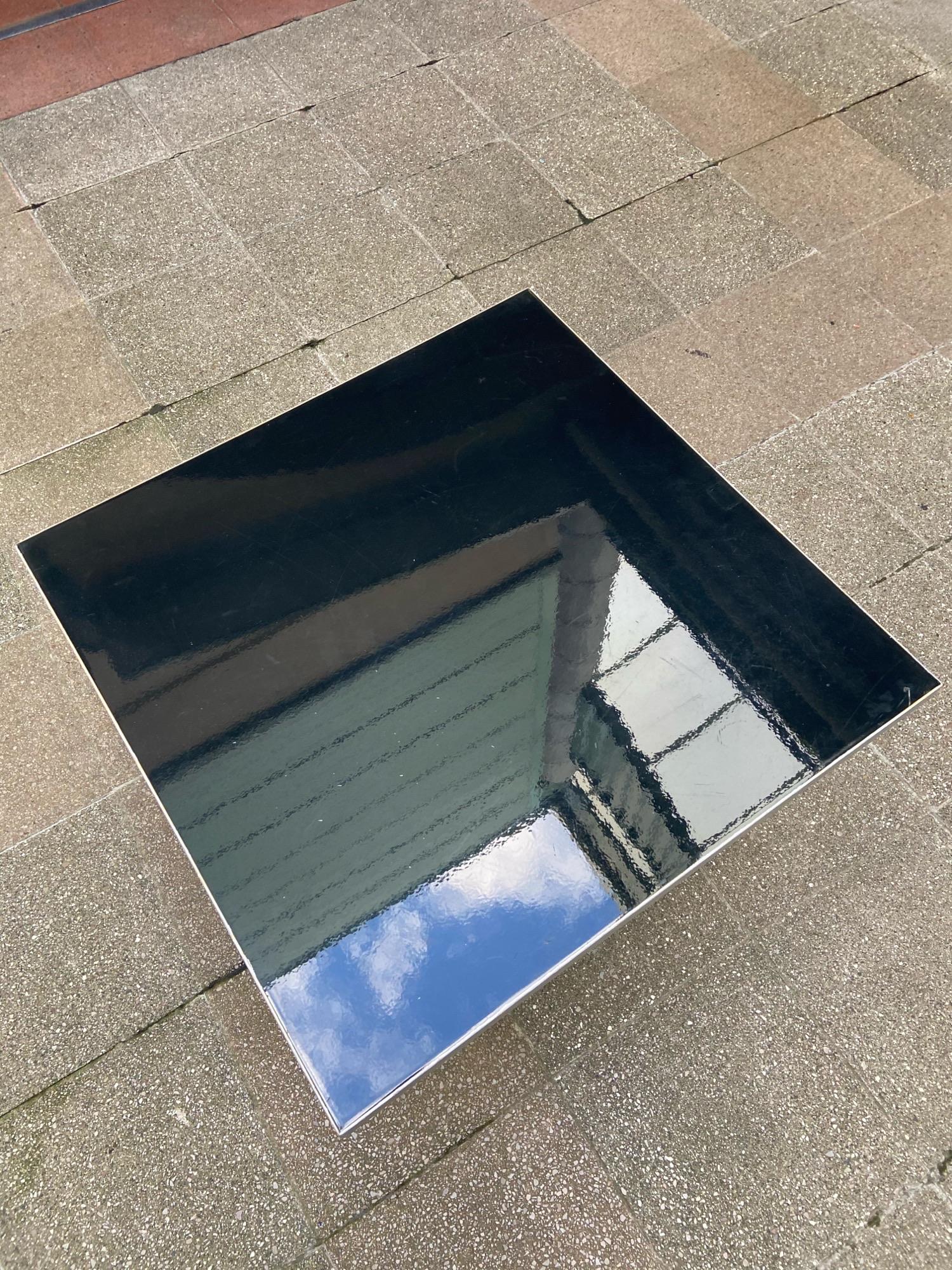 Table basse - Travail nord-américain, 1960

Mesures : 61 x 61 x H 50 cm 
Aluminium et laque noire
Bon état.