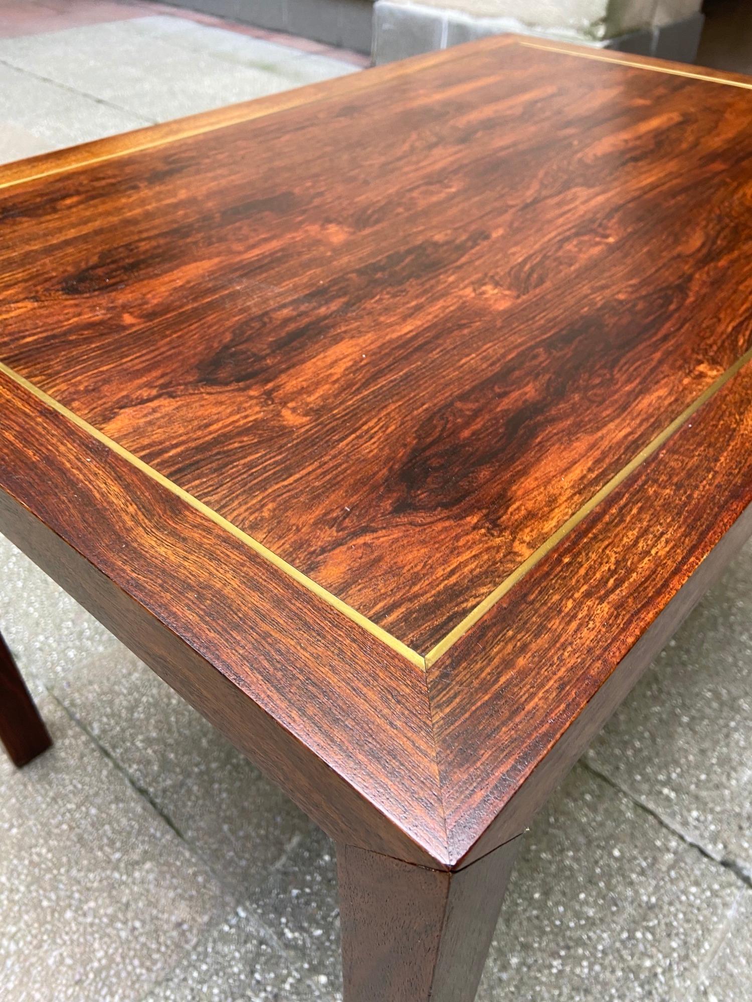 Coffee table -North American work, 1960.

Brass rosewood

Measures: 76 x 51 x H 51 cm 

Good condition.