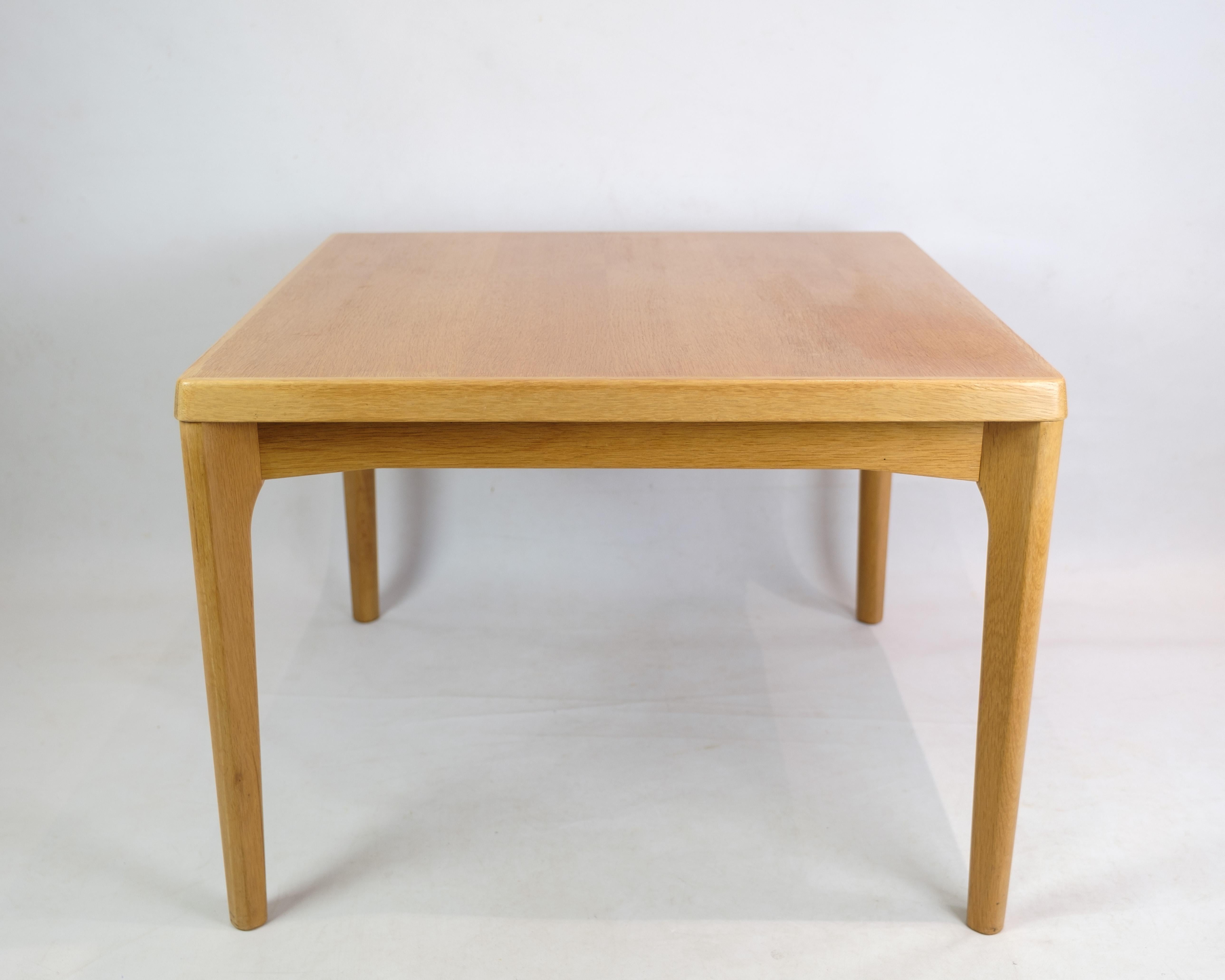 Table basse en chêne, conçue par Henning Kjærnulf et fabriquée par l'usine de chaises et de meubles Vejle vers les années 1960. Une table basse carrée en bon état et de bonne qualité.
