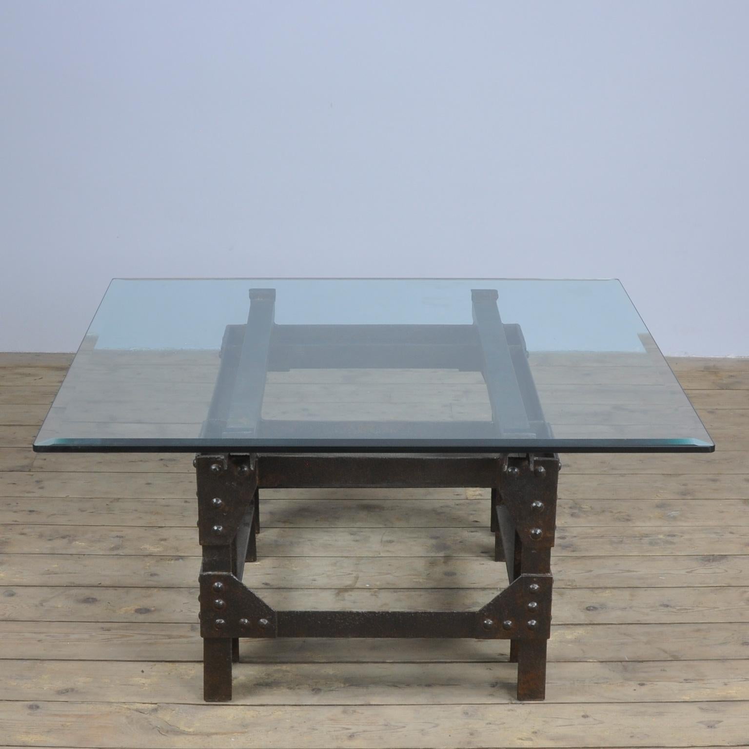 Coffee Table of Cast Iron and Glass In Good Condition For Sale In Amsterdam, Noord Holland