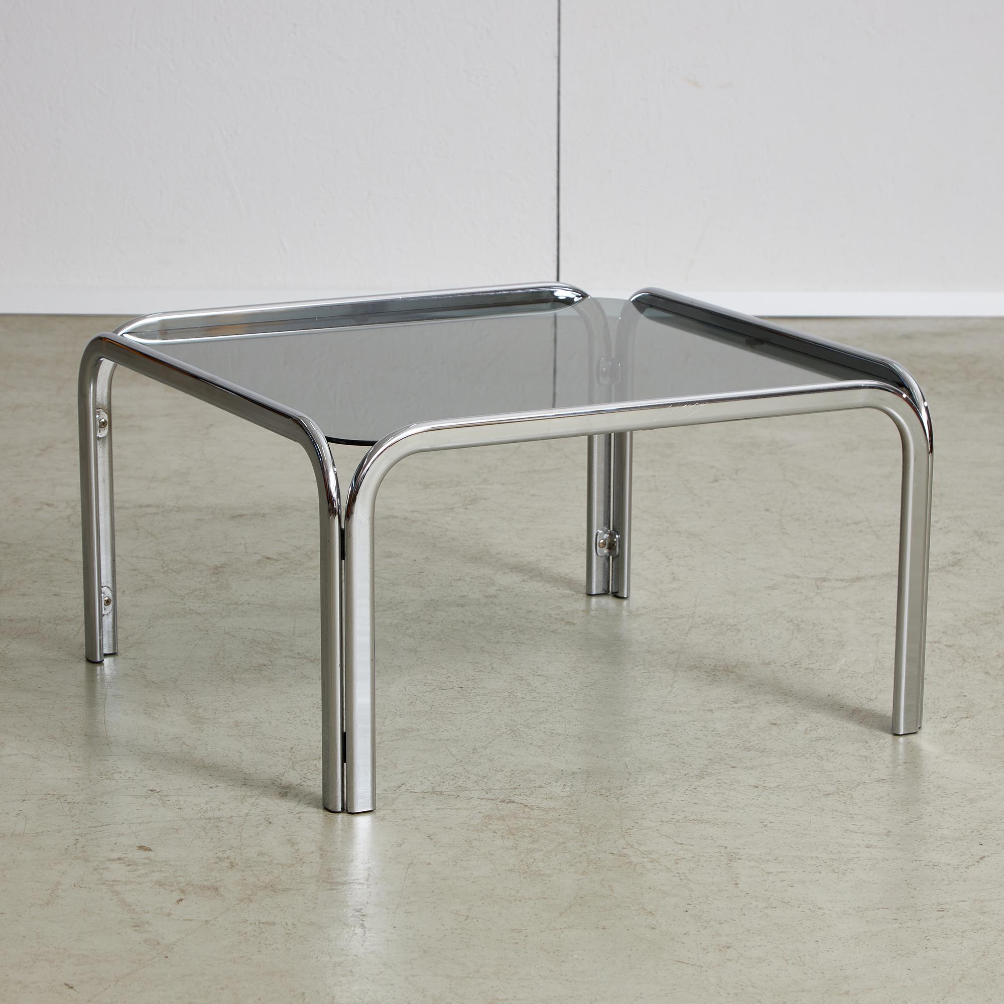 Gestalten Sie Ihr Wohnzimmer neu mit diesem schicken und raffinierten Couchtisch, der garantiert alle Blicke Ihrer Gäste auf sich zieht. Mit ihren eleganten Chrombeinen und der Glasplatte verbindet diese moderne Schönheit mühelos Stil und Klasse.