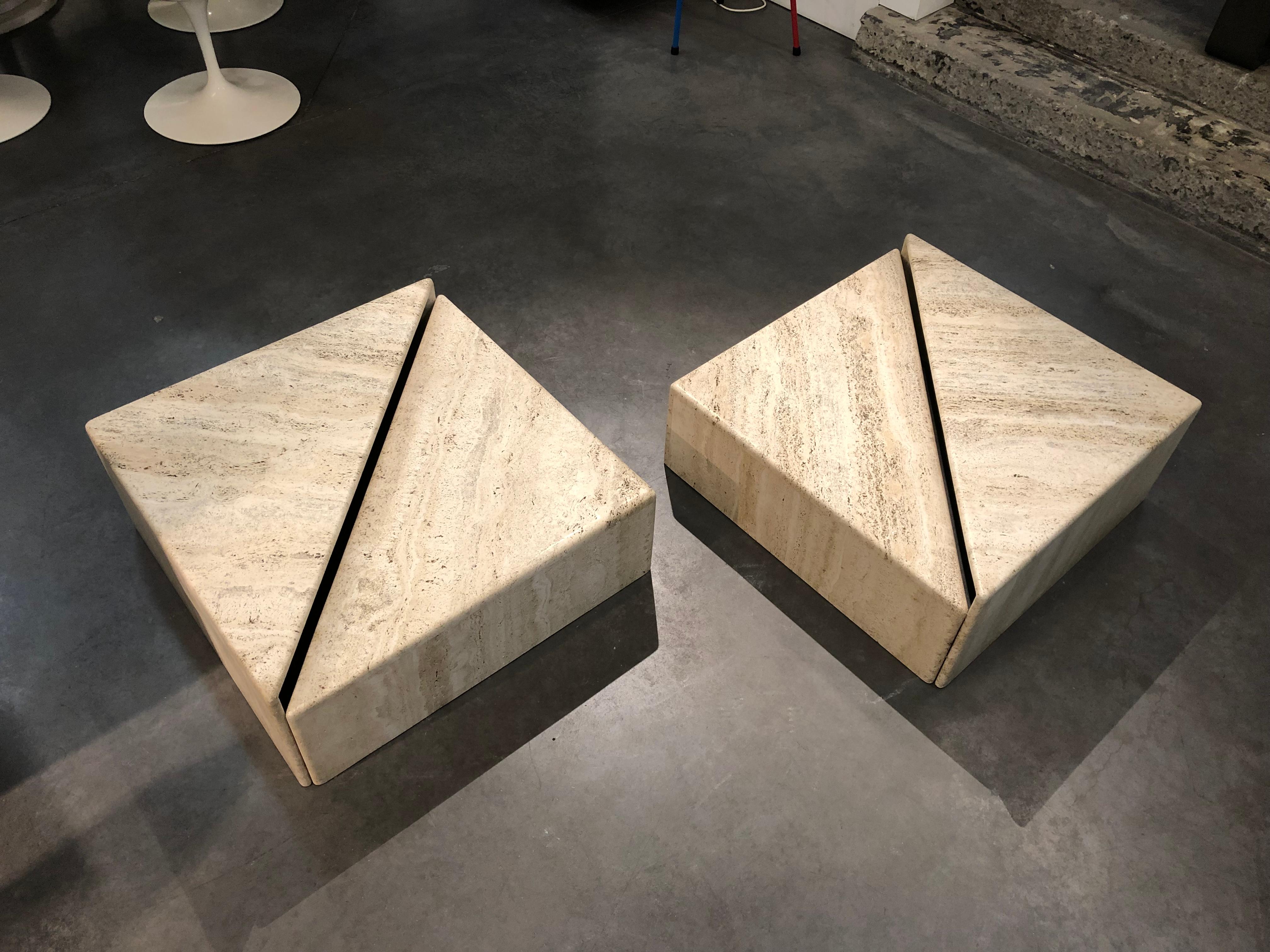 Coffee Table or End Table in 4 Triangle Travertine Parts 1970 In Good Condition In Bruxelles, BE