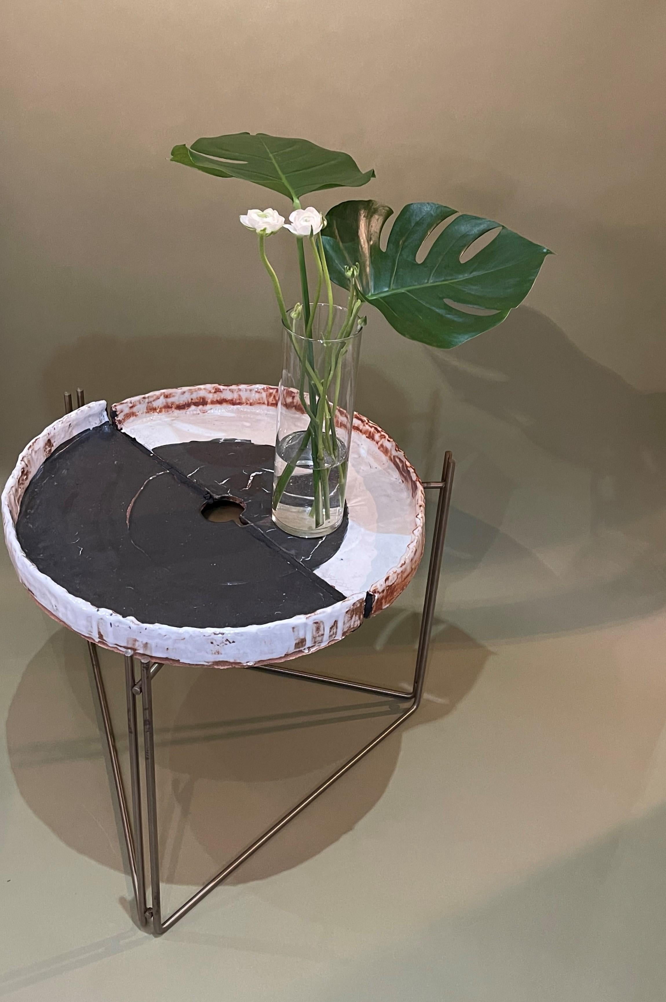 Couchtisch oder Beistelltisch 'or Side' mit Keramikplatte und Stahl von Hannelore Freer und Filipe Ramos (21. Jahrhundert und zeitgenössisch) im Angebot