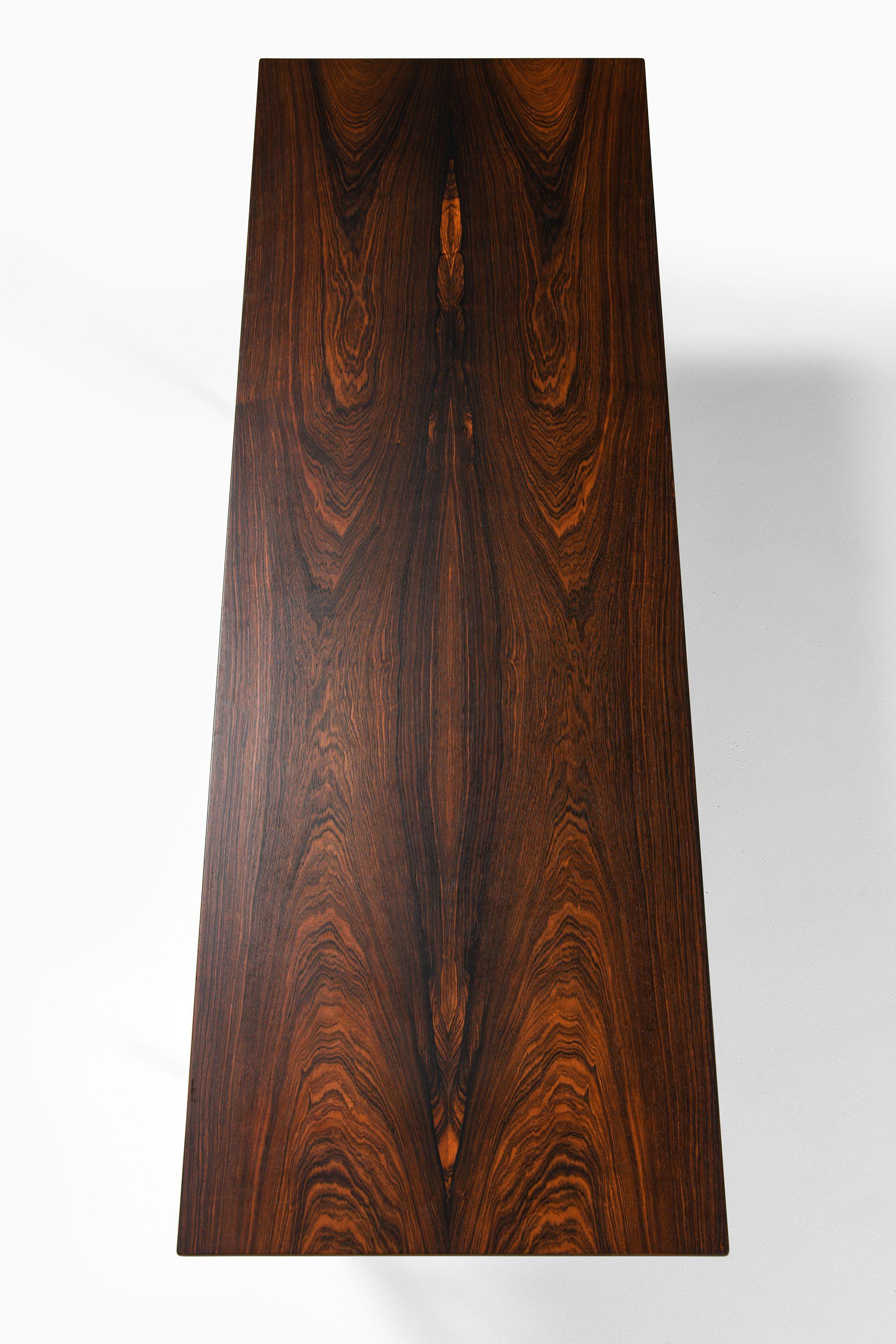 Table basse ou table d'appoint en bois de rose par Helge Vestergaard Jensen

Informations supplémentaires :
Matériau : Bois de rose
Style : Milieu du siècle, Scandinavie
Produit par l'ébéniste Peder Pedersen au Danemark
Dimensions (L x P x H) : 150