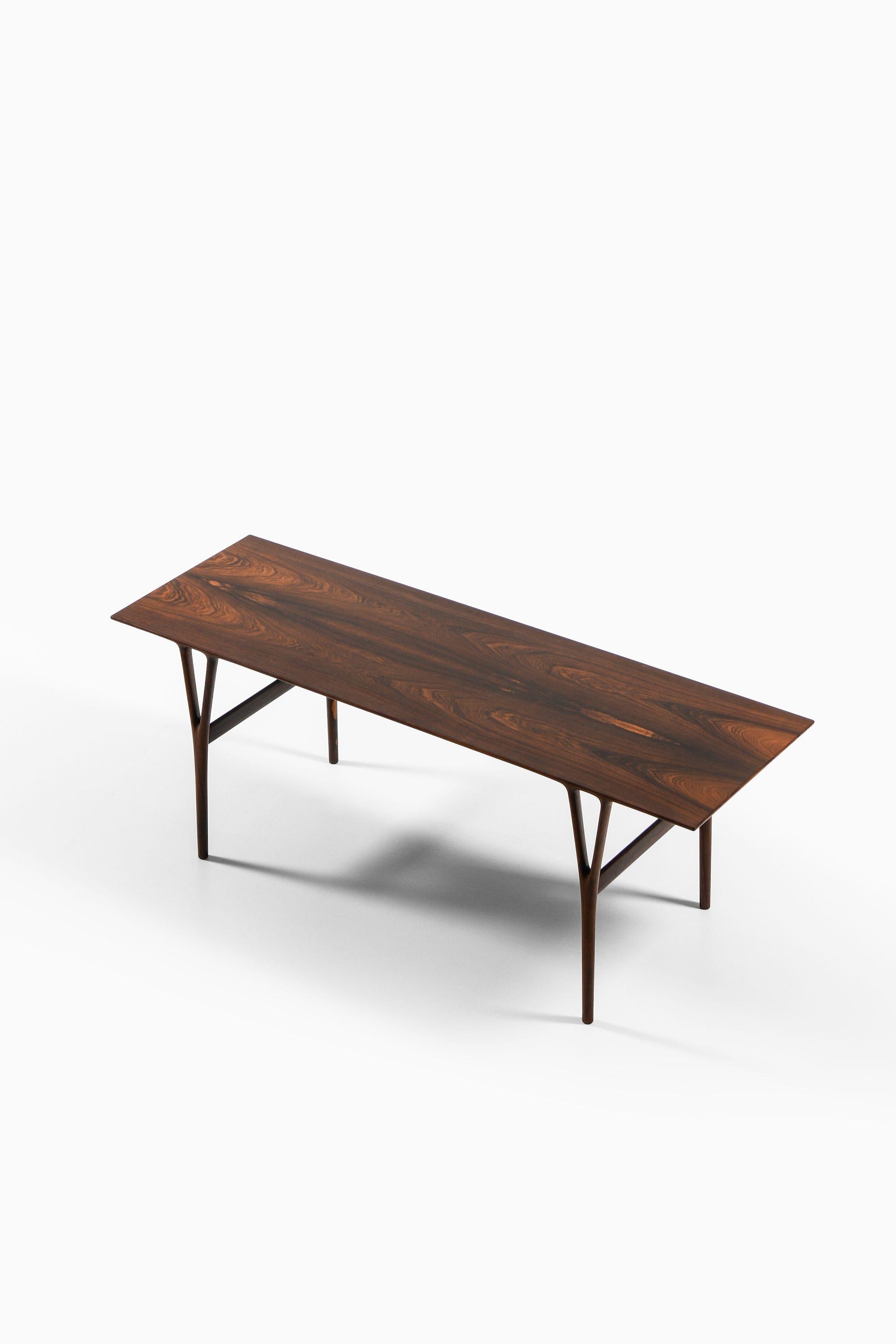 Scandinave moderne Table basse ou table d'appoint en bois de rose par Helge Vestergaard Jensen en vente
