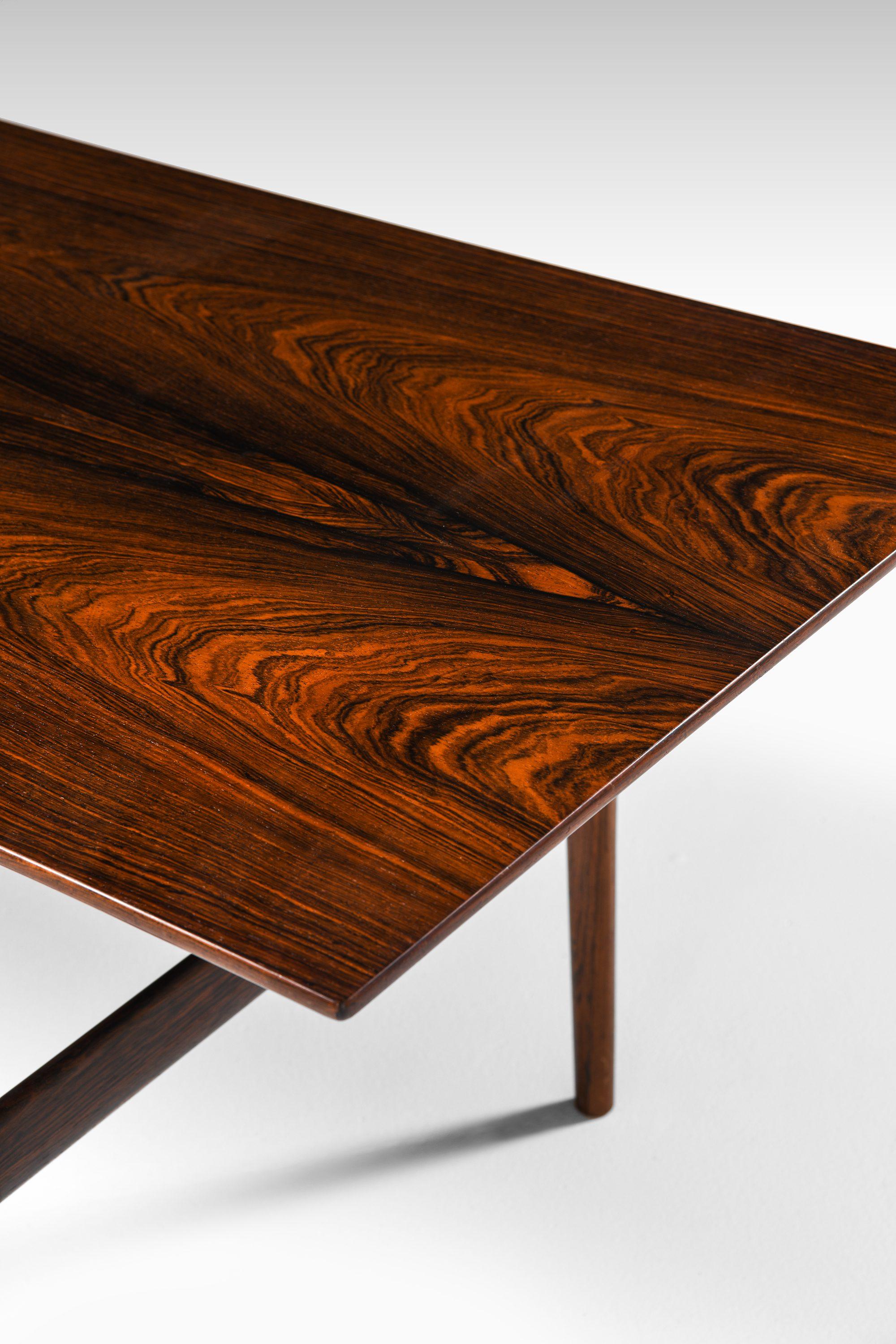Milieu du XXe siècle Table basse ou table d'appoint en bois de rose par Helge Vestergaard Jensen en vente