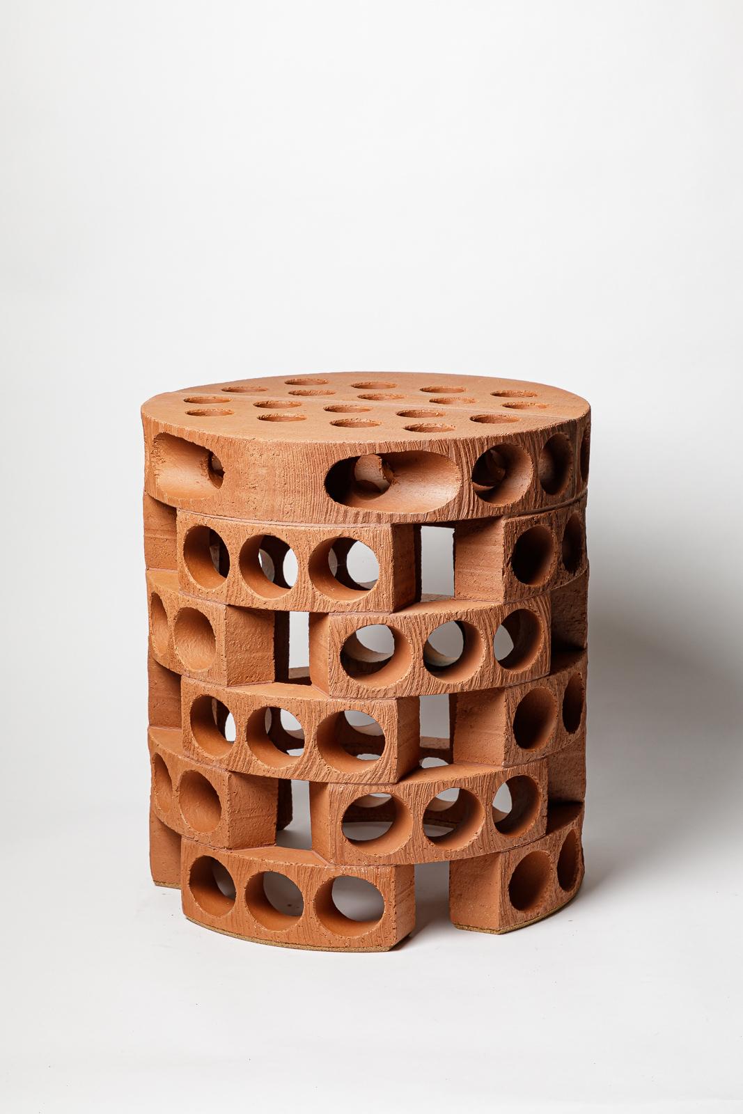Hocker oder Couchtisch aus Steingut von Marteen Stuer.
Künstlersignatur unter dem Sockel. 2024.
H : 17,1' x 15,7' Zoll.