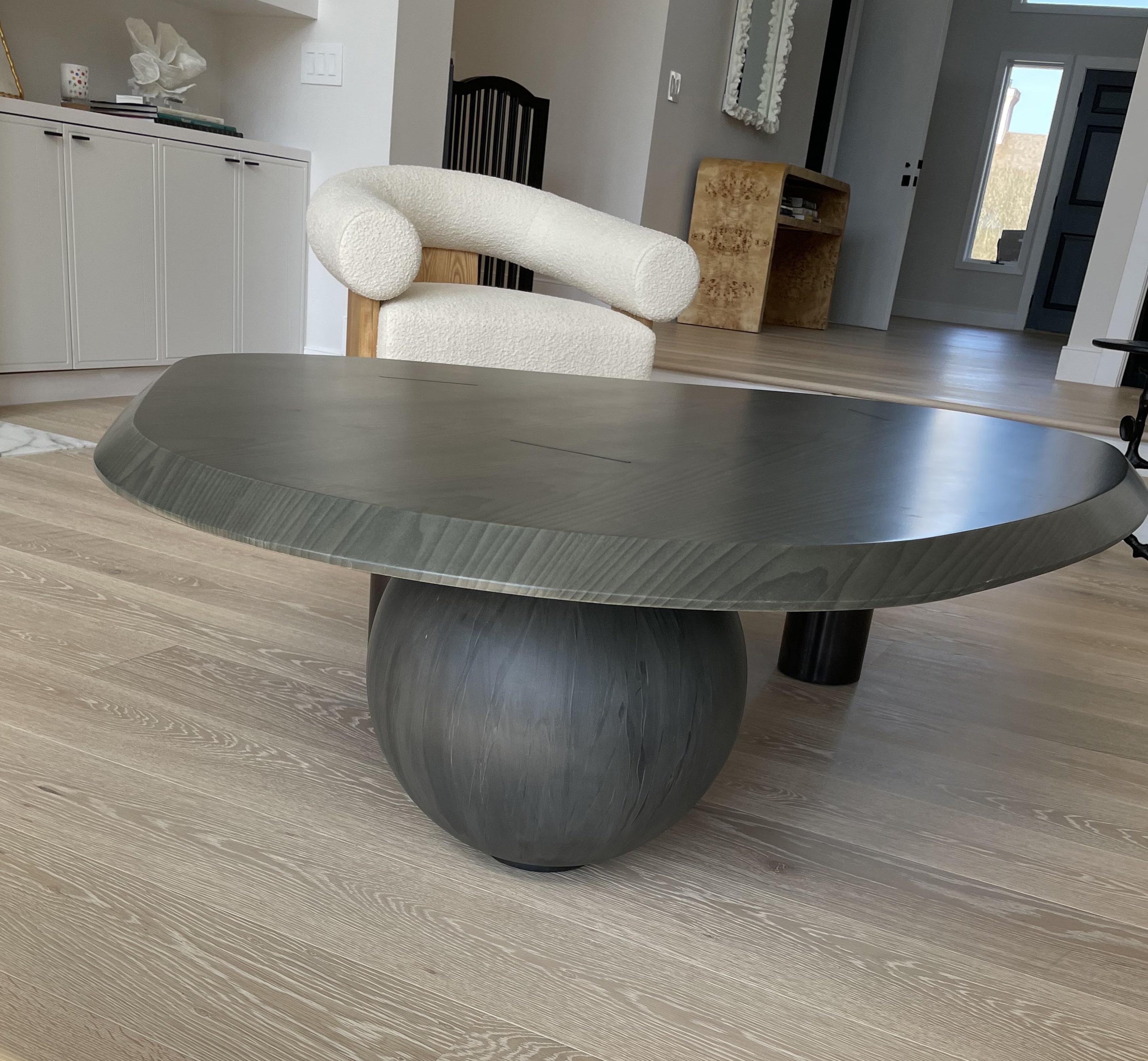 Découvrez l'élégance et le savoir-faire exceptionnel de notre table basse en bois de chêne. Cette pièce exquise, fabriquée en bois de chêne naturel, est dotée d'un plateau aux bords biseautés prononcés qui témoignent de la maîtrise de l'ébéniste.