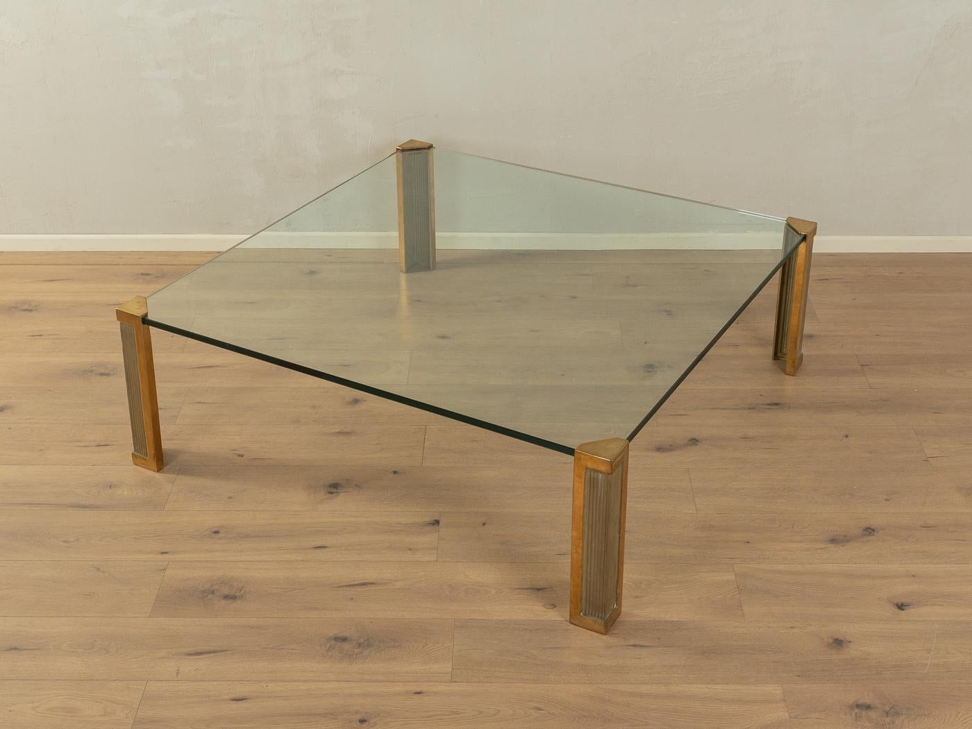 Grande table basse des années 1970 par Peter Ghyczy. Pieds en laiton de haute qualité et plateau en verre de 20 mm d'épaisseur. La table peut être démontée pour faciliter le transport.

Caractéristiques de qualité :

    très bon travail
    des
