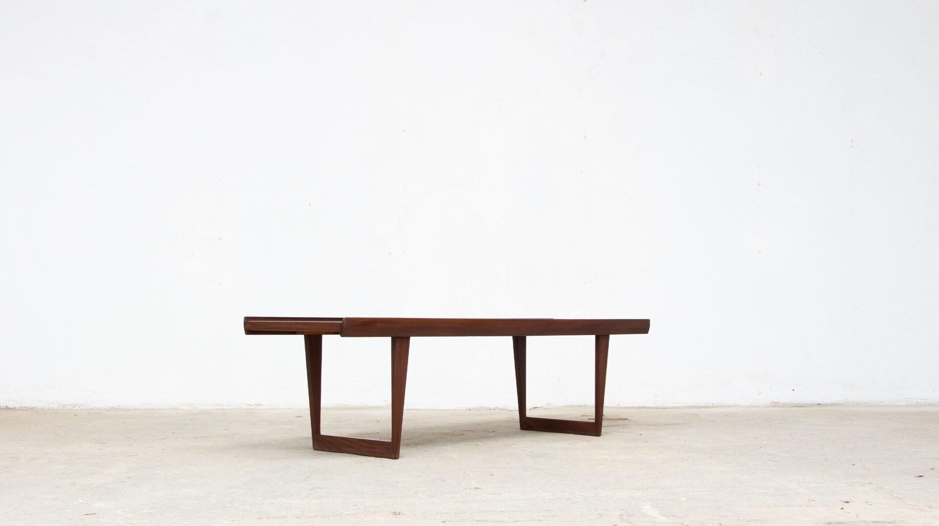 Peter Løvig Nielsen Couchtisch, 1964

Teak Couchtisch oder Bank von Peter Løvig Nielsen, Dänemark, 1960er Jahre

Dieses Möbelstück hat zwei Verwendungsmöglichkeiten: Es kann als Couchtisch, Konsolentisch oder Bank dienen. Es handelt sich um ein