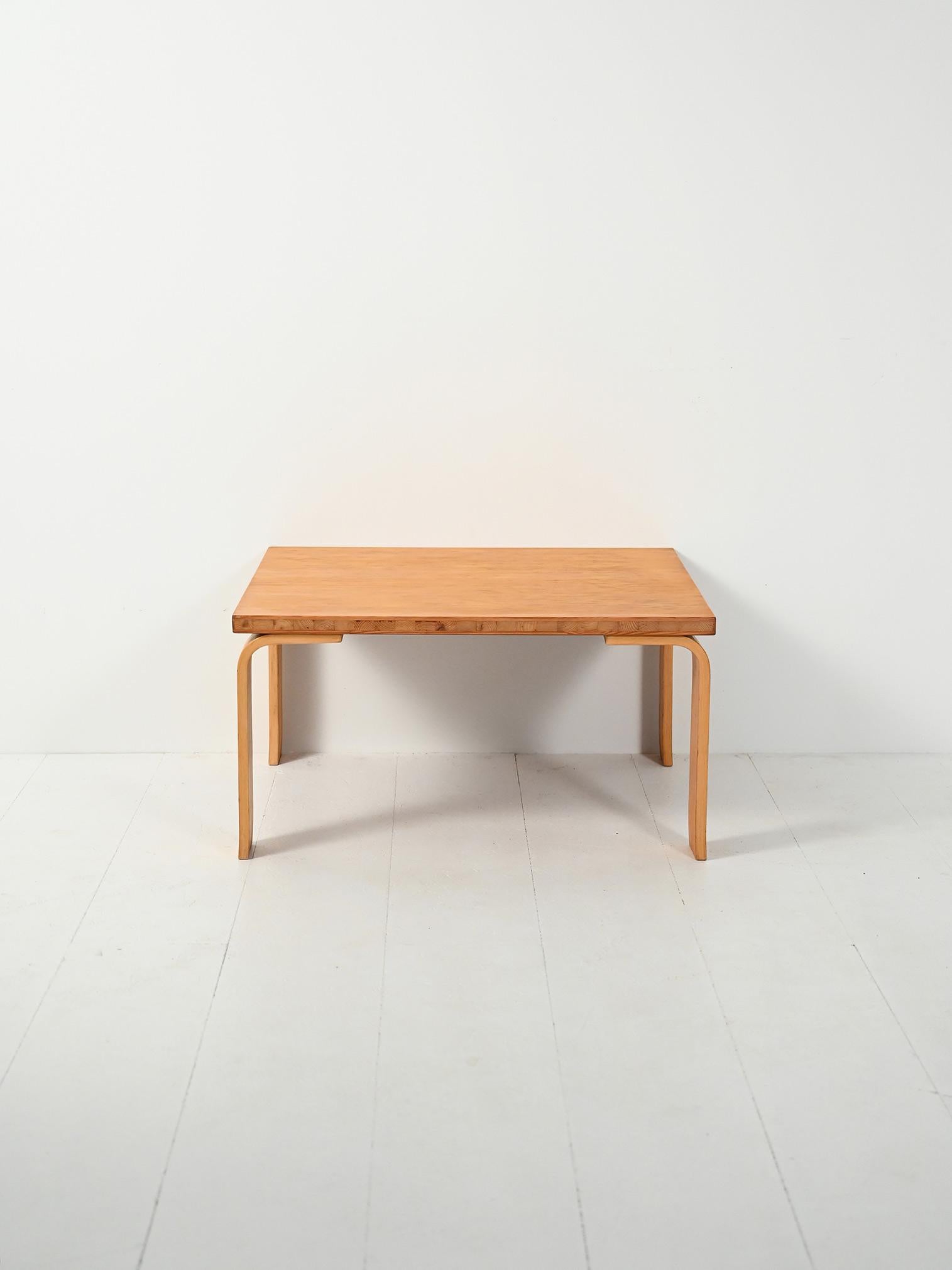 Coffee table pino e rovere anni ’60 Escandinavo moderno en venta