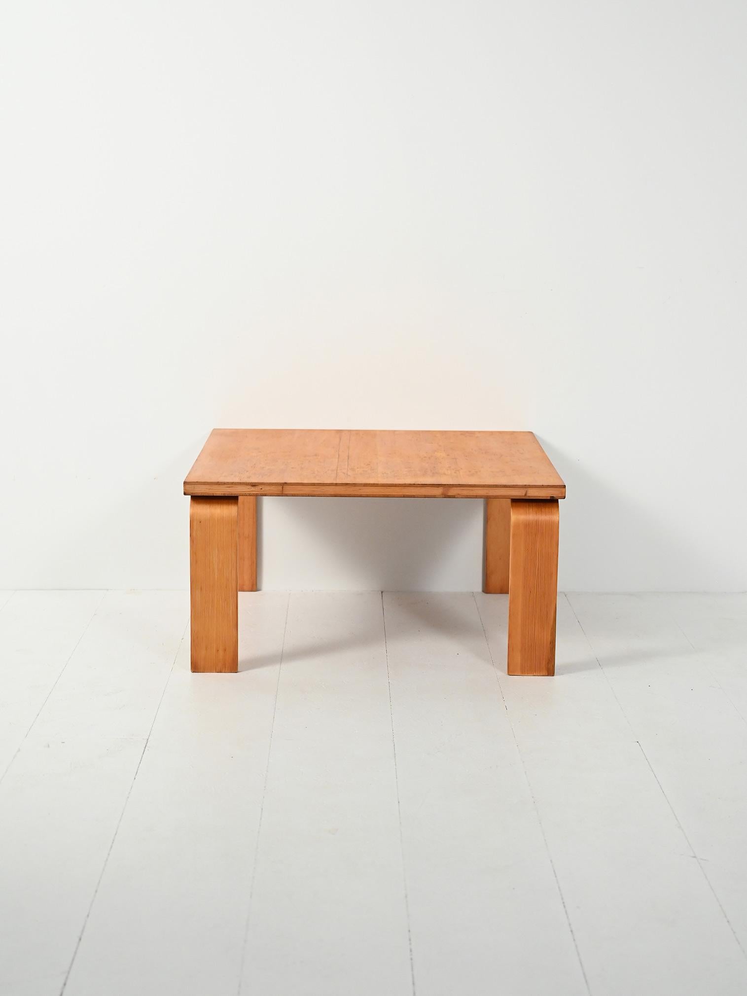 Coffee table pino e rovere anni ’60 Escandinavo en venta