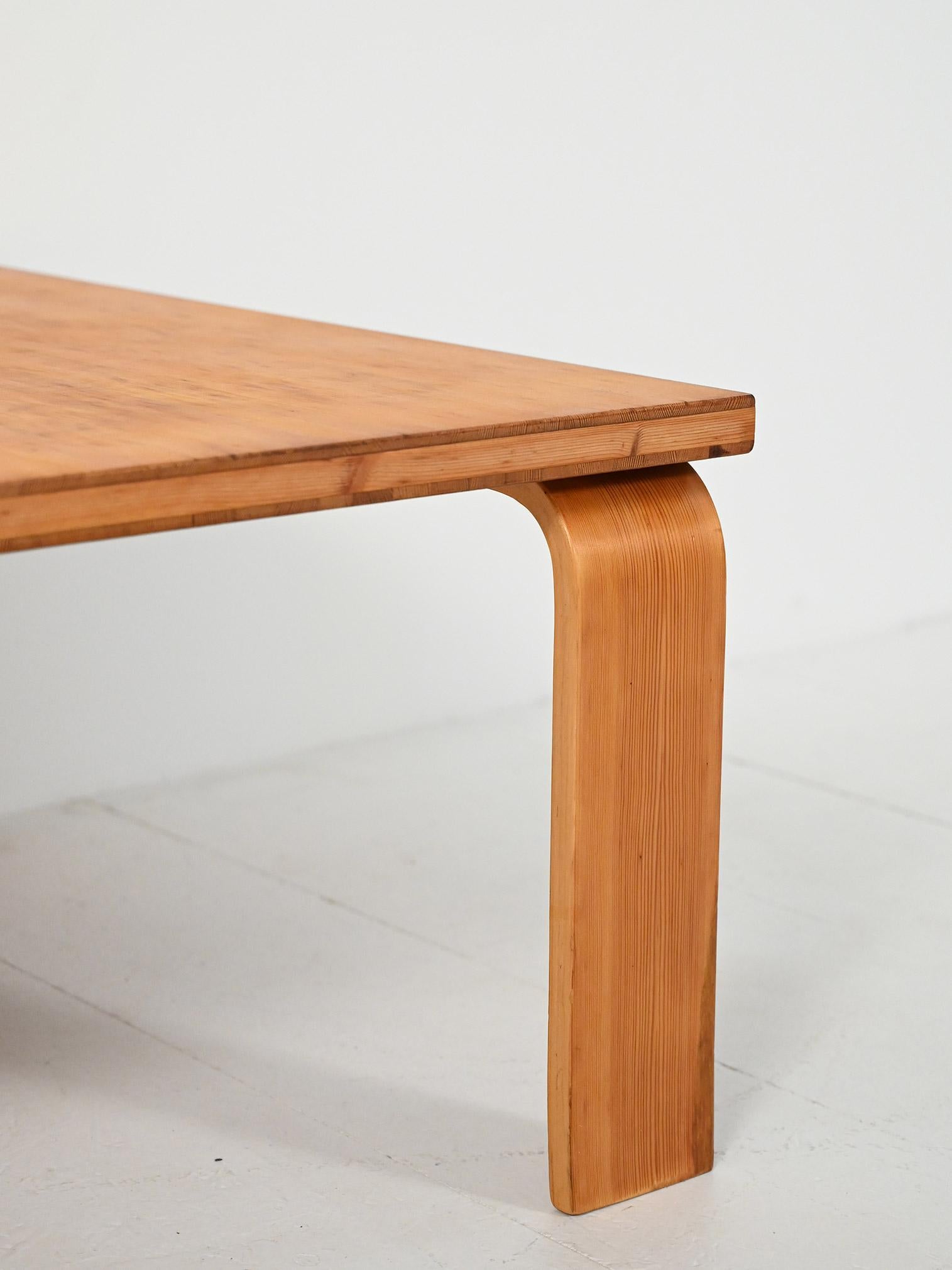 Coffee table pino e rovere anni ’60 mediados del siglo XX en venta