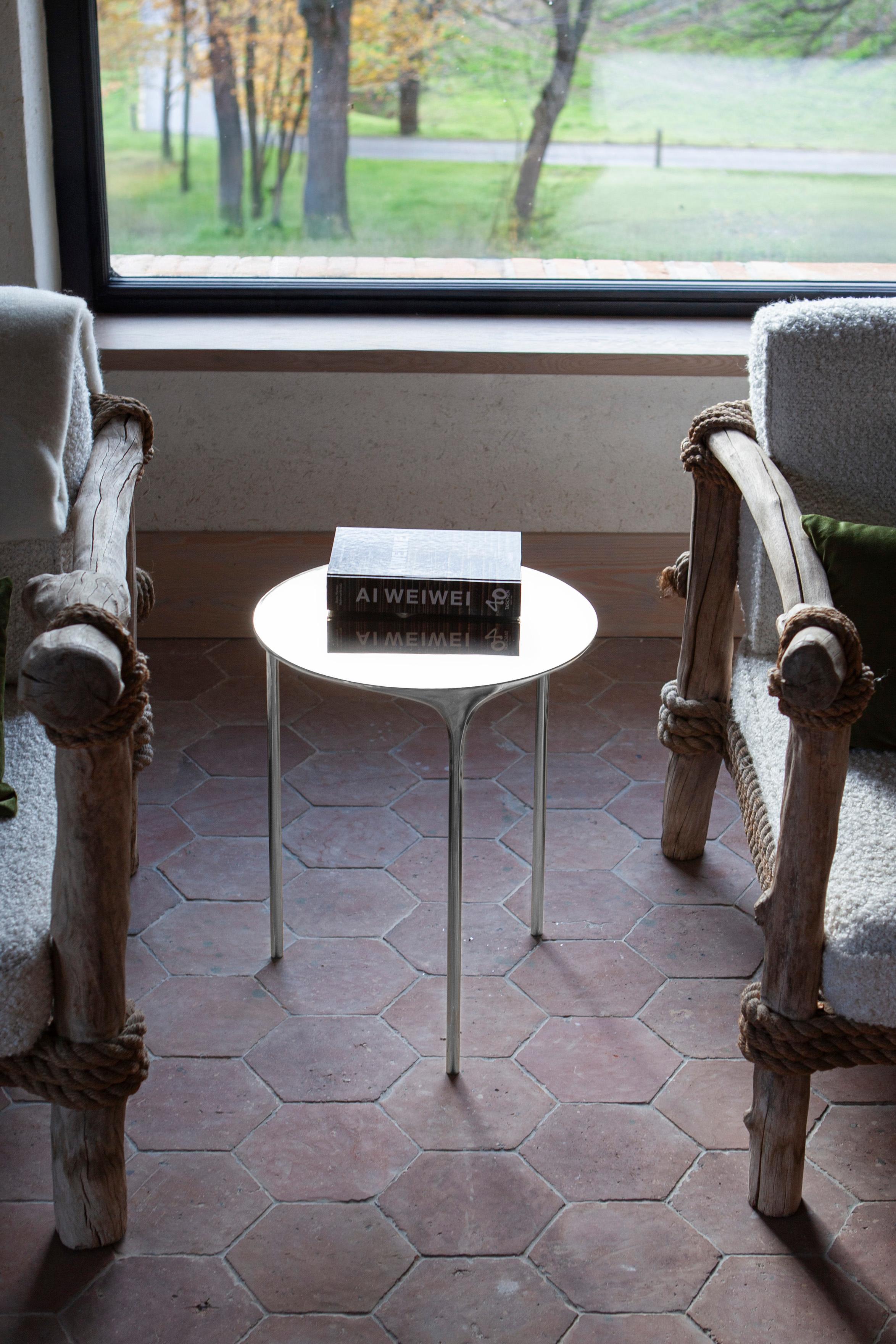 La table basse Fluid présente un plateau rond de 40 cm soutenu par trois pieds élancés, fabriqués selon la méthode du moulage au sable. Il existe en deux hauteurs - 47 cm et 50 cm - conçues pour une composition superposée. 

Les produits en fonte