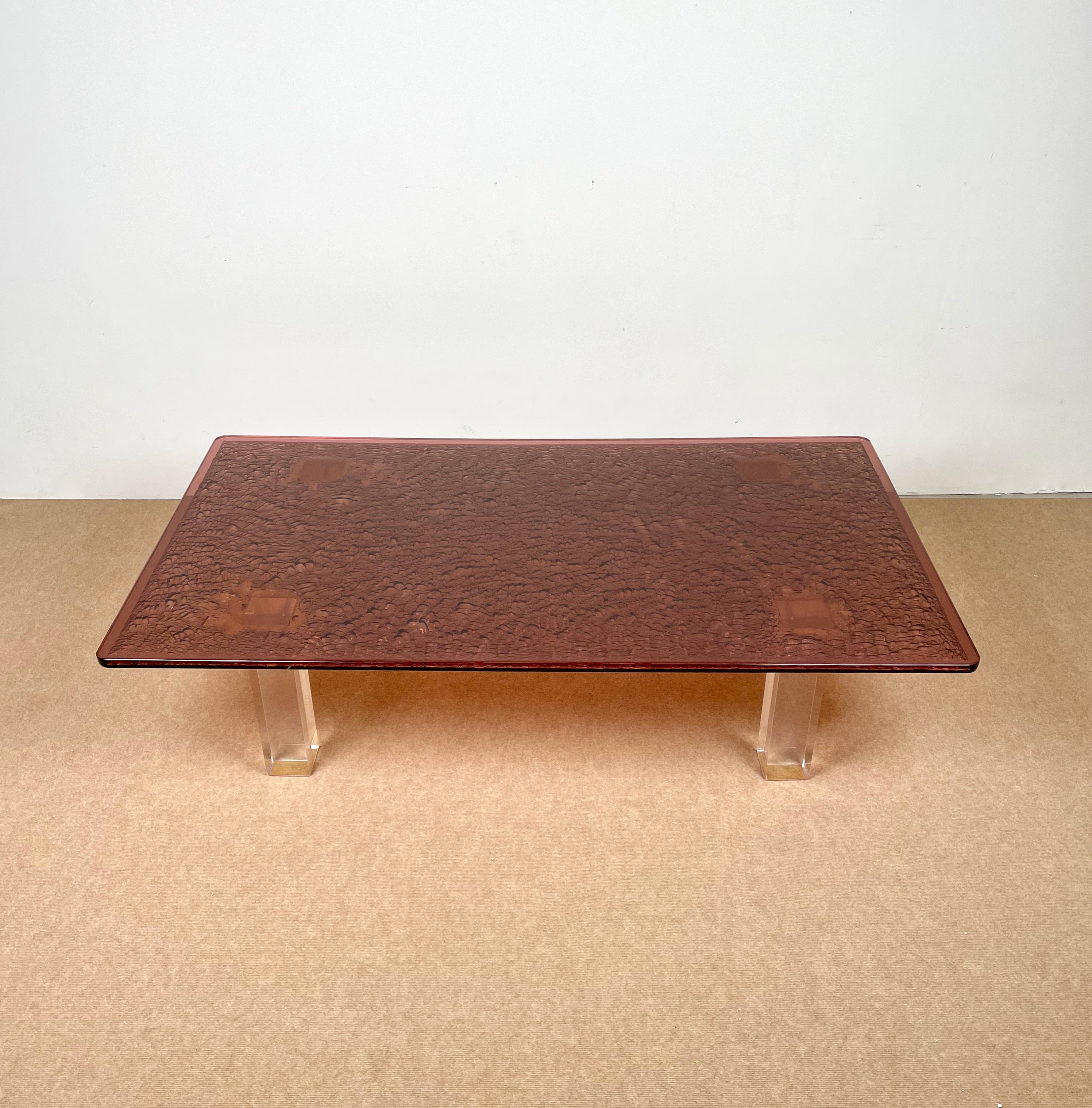 Rectangular coffee table with surface in ice-effect purple lucite on four legs in transparent lucite. In the style of the Italian designer Willy Rizzo, made in Italy in the 1980s.