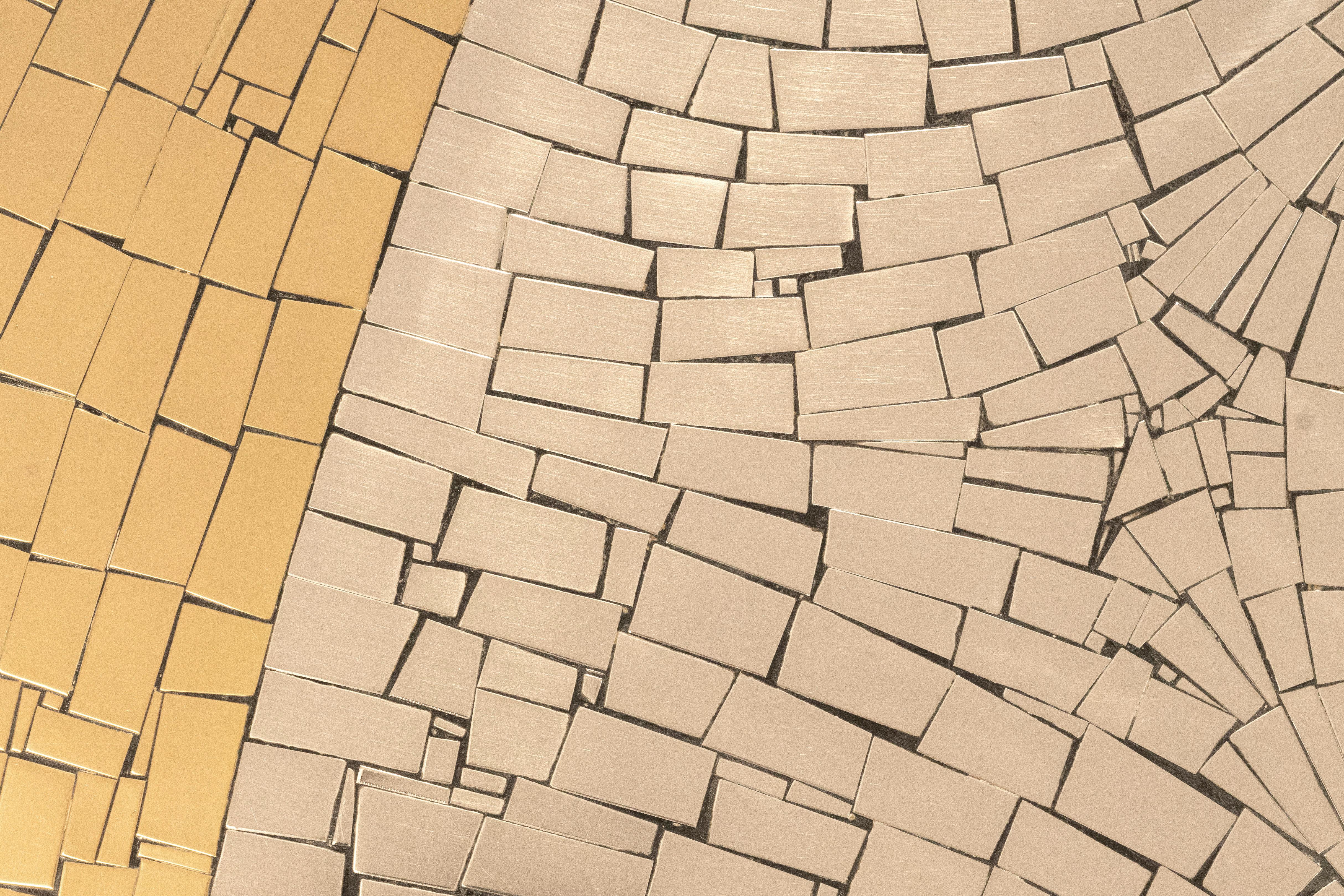 Rechteckiger Couchtisch aus Messingmosaik und Edelstahl von Jean Claude Dresse im Angebot 3