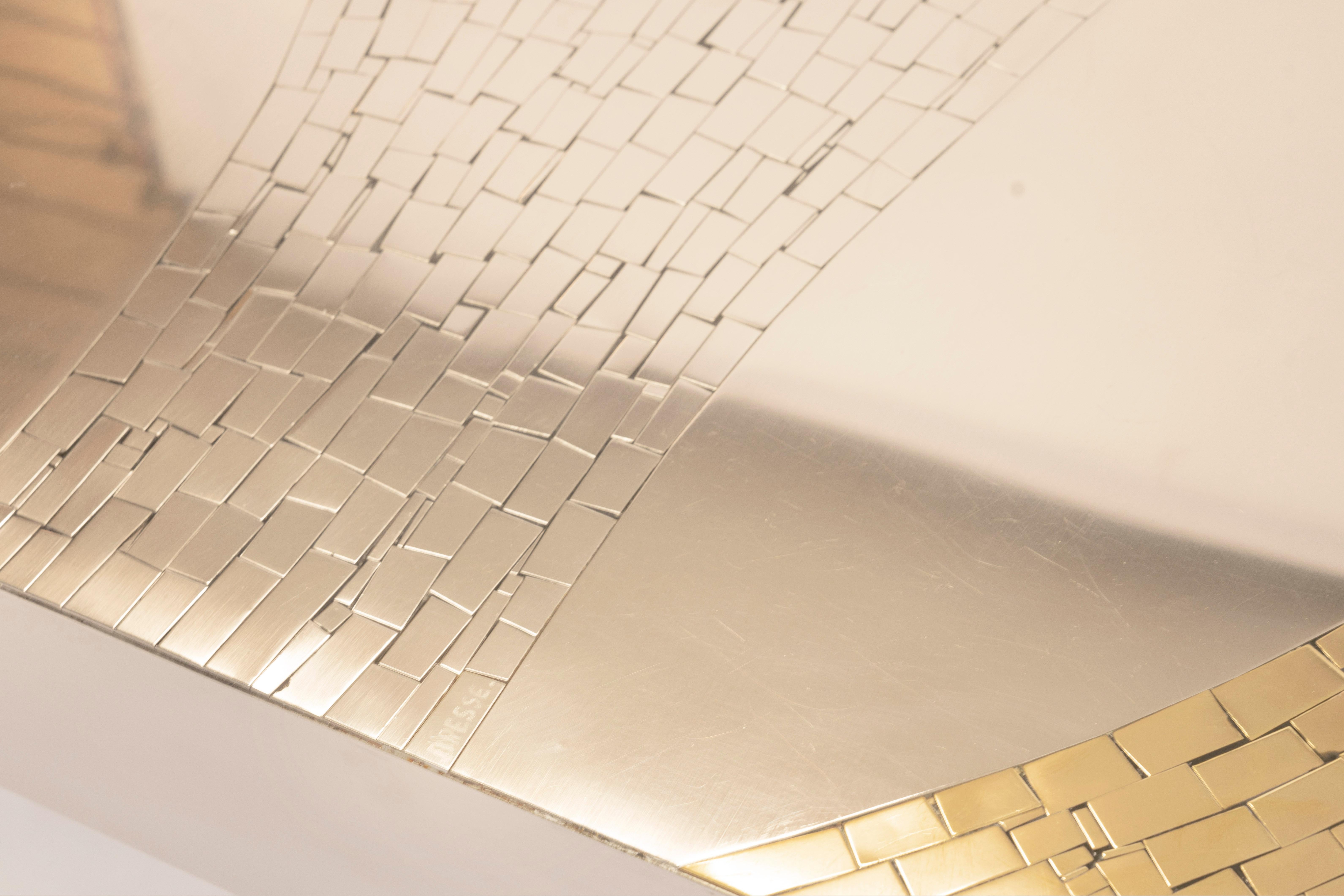 Rechteckiger Couchtisch aus Messingmosaik und Edelstahl von Jean Claude Dresse im Angebot 8