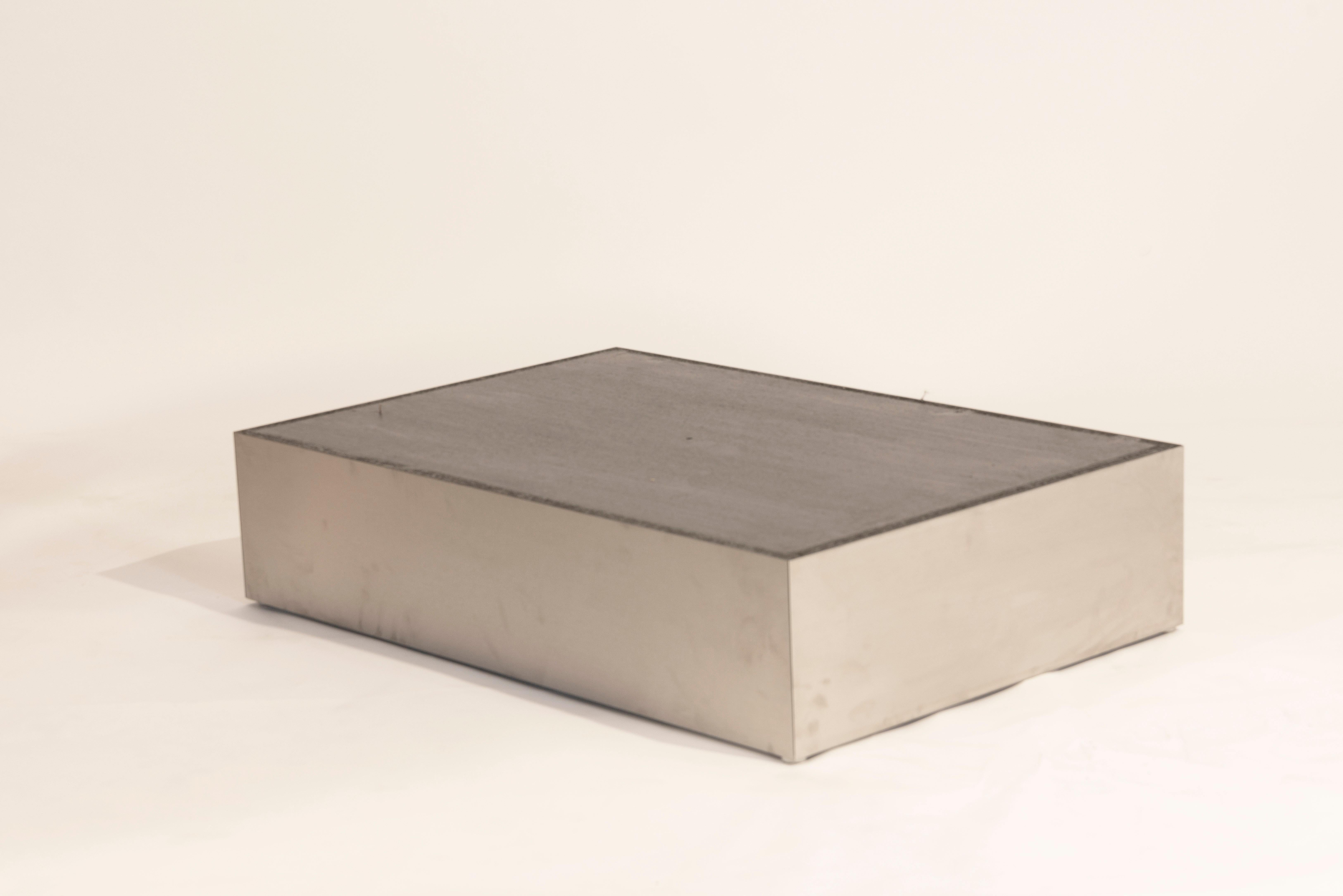 Rechteckiger Couchtisch aus Messingmosaik und Edelstahl von Jean Claude Dresse im Angebot 9