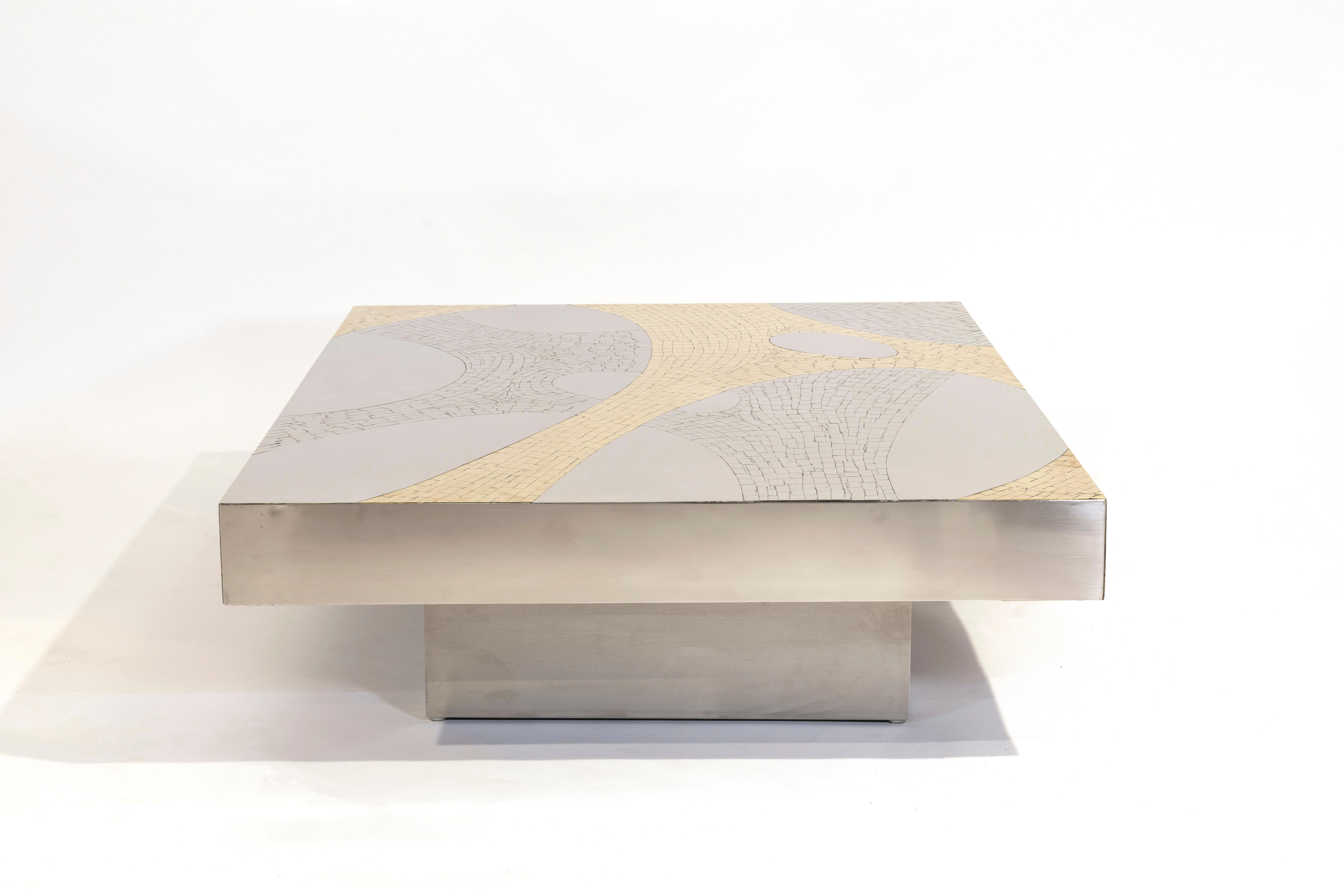Rechteckiger Couchtisch aus Messingmosaik und Edelstahl von Jean Claude Dresse (Mosaik) im Angebot