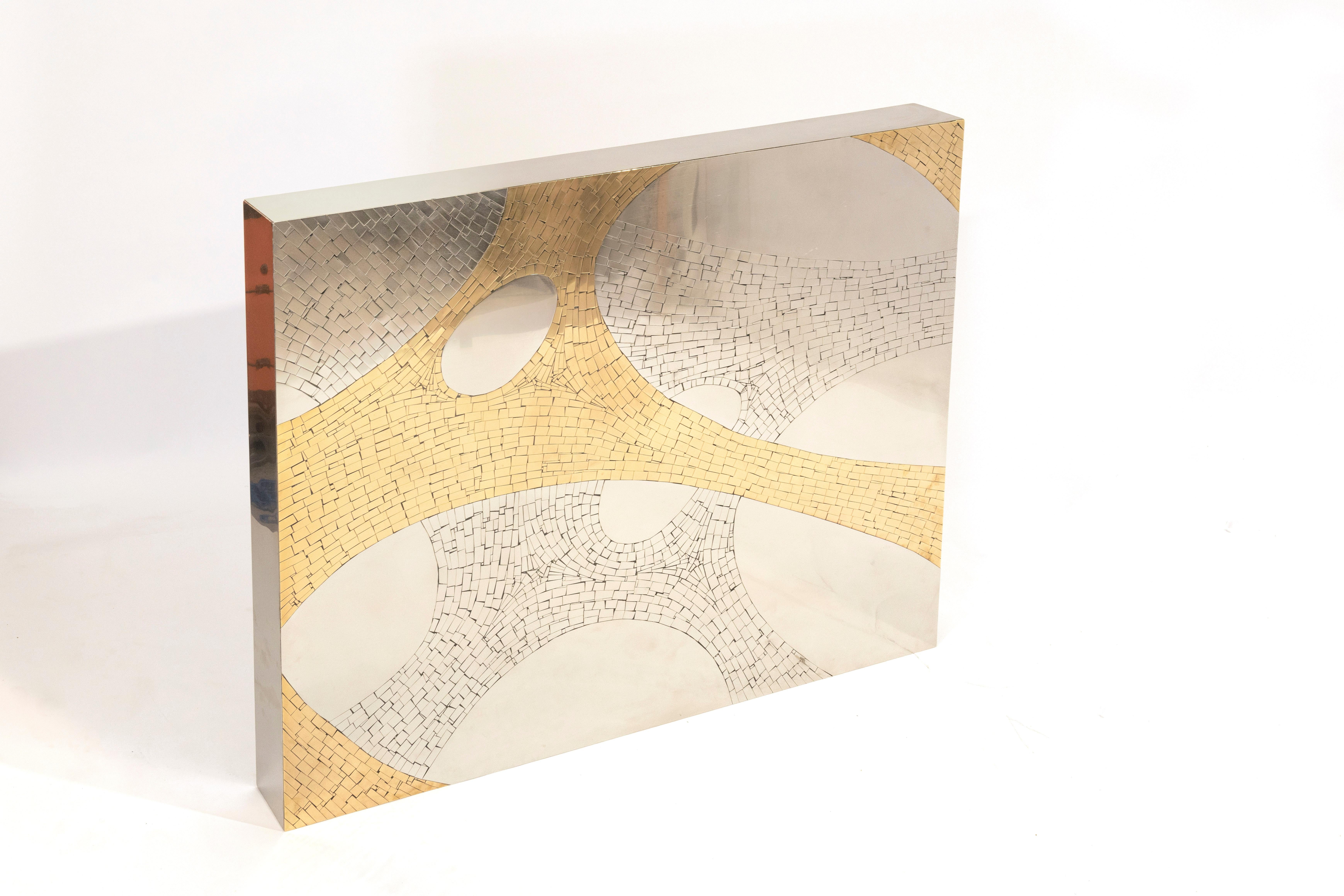 Rechteckiger Couchtisch aus Messingmosaik und Edelstahl von Jean Claude Dresse (Ende des 20. Jahrhunderts) im Angebot