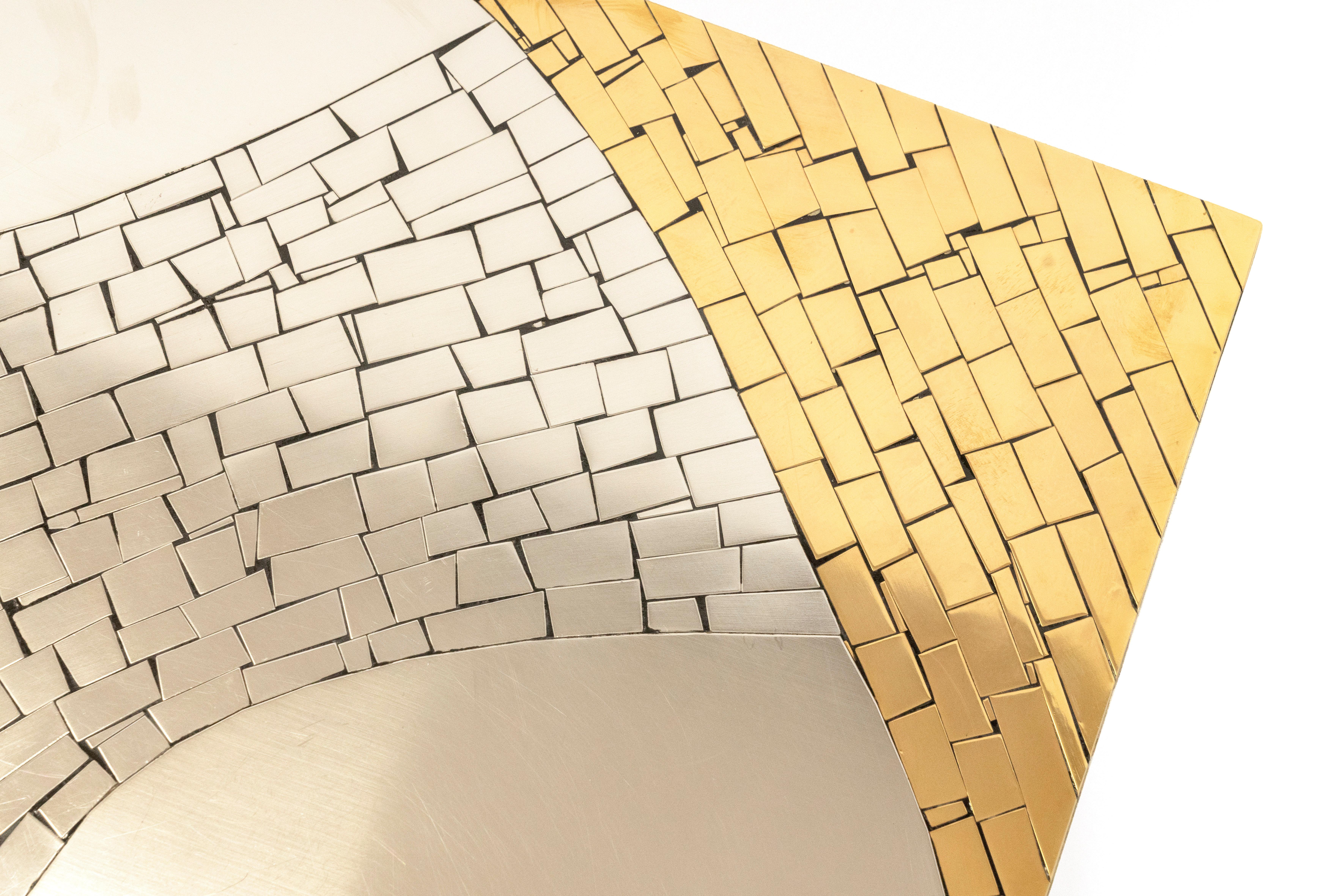 Rechteckiger Couchtisch aus Messingmosaik und Edelstahl von Jean Claude Dresse im Angebot 1