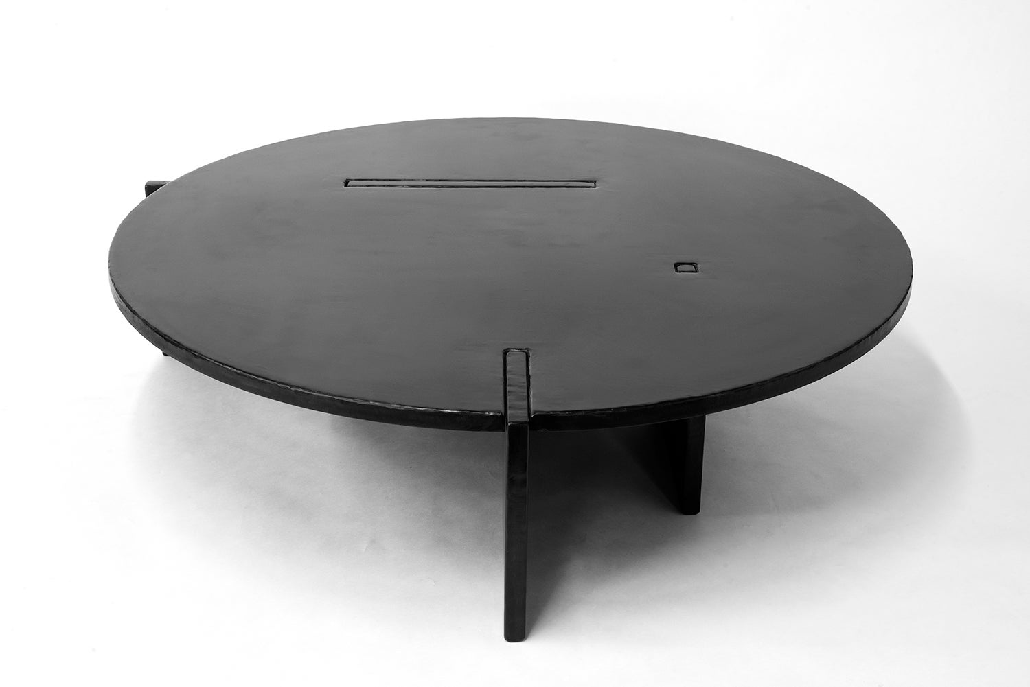 Table basse ronde moderne et contemporaine en acier noirci ciré faite à la main - Large