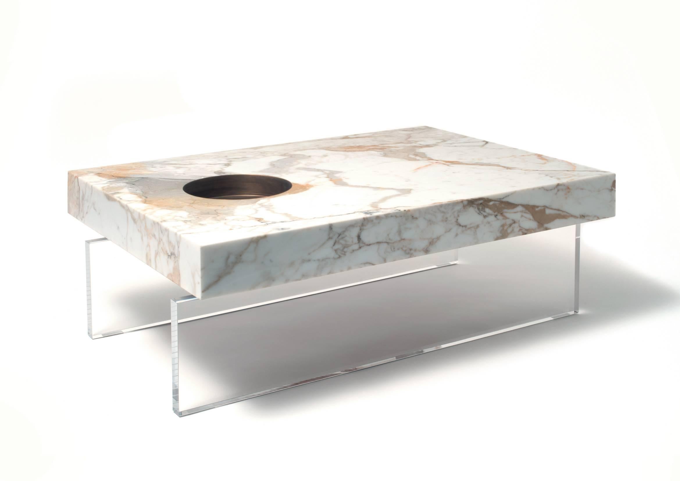 What we observe is often deceiving, it conceals itself and avoids being truly seen. Belingardi Clusoni demands a coffee table that regards us and lets itself be regarded, a silent eye that knows how to welcome and bestow. A marble plane in Calacatta