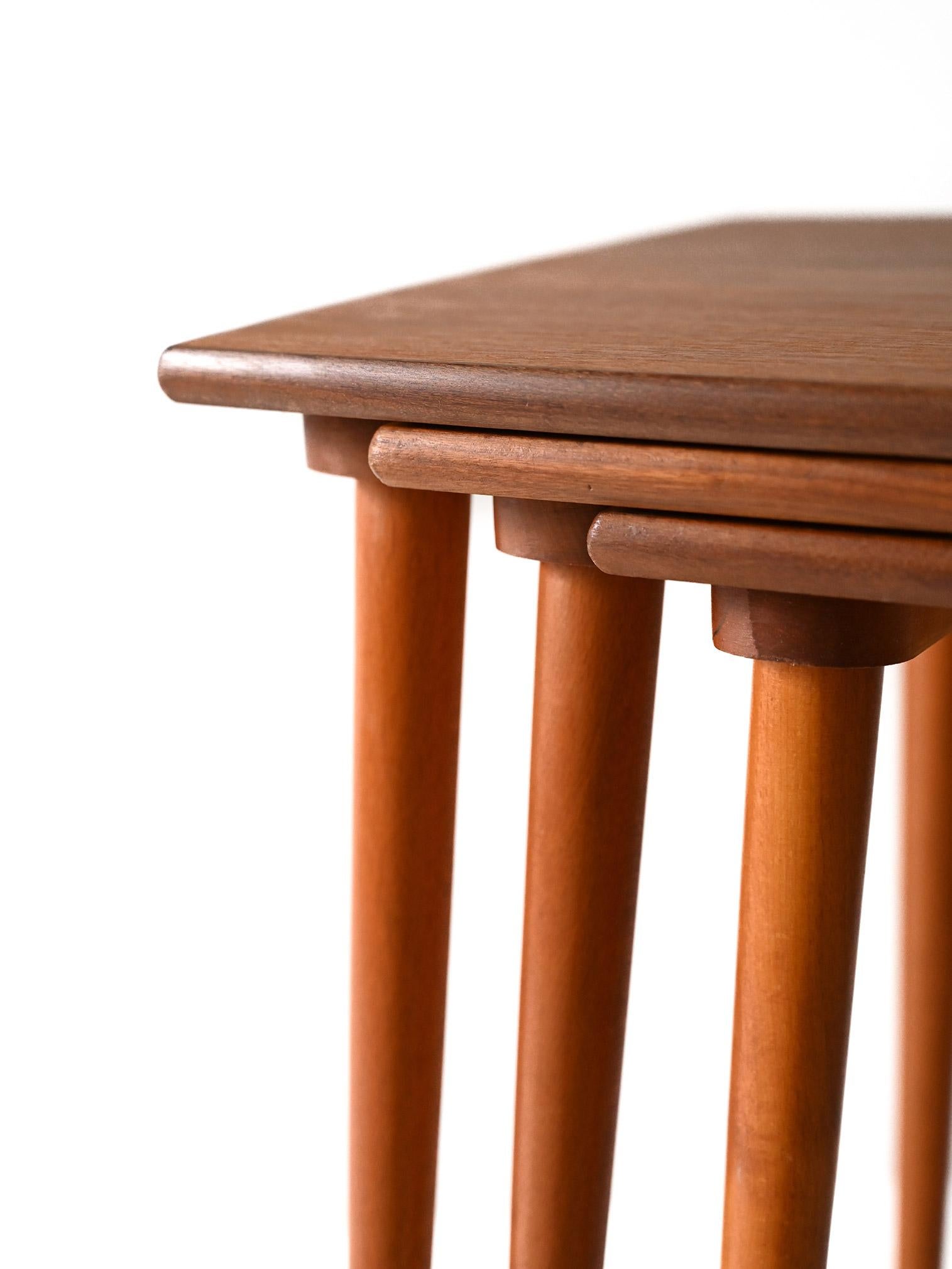 Scandinavian slide-in coffee table For Sale 2