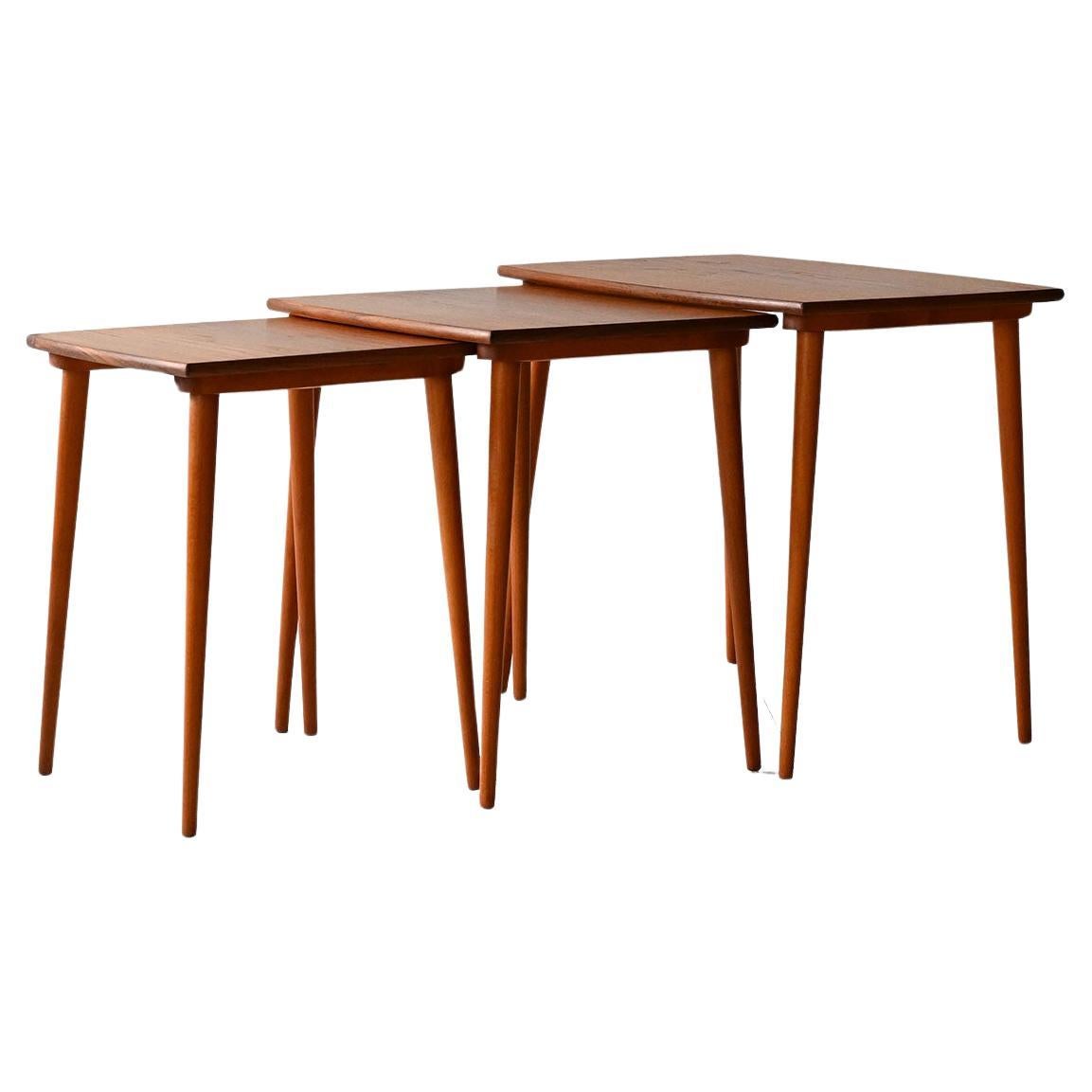 Scandinavian slide-in coffee table For Sale
