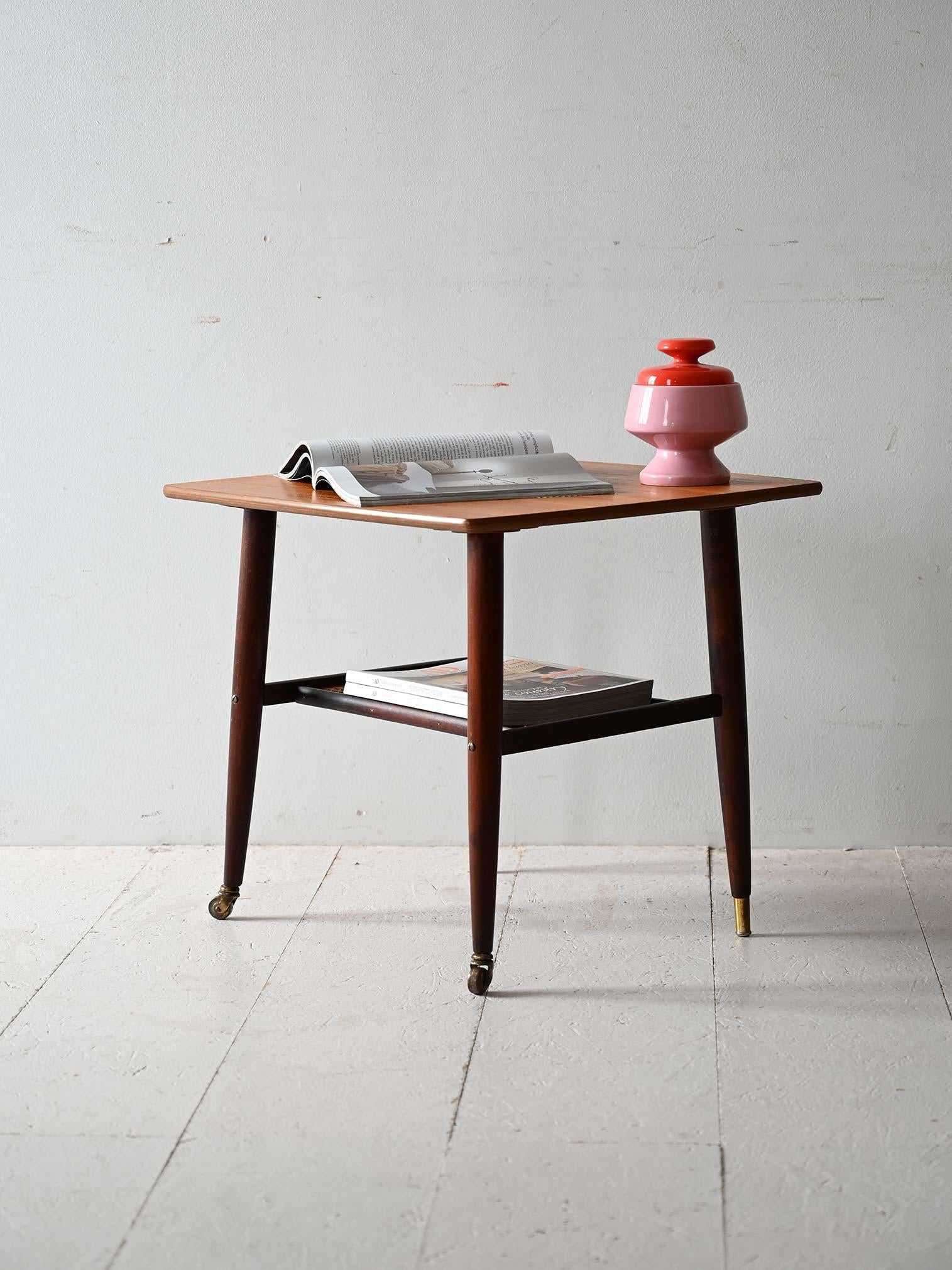 Mesa de centro escandinava de los años 60 con tablero de teca, marco de caoba, estante de paja de Viena y patas torneadas con latón.

Mesa de centro escandinava de los años 60 con tablero de teca y marco de caoba. Las patas torneadas y cónicas